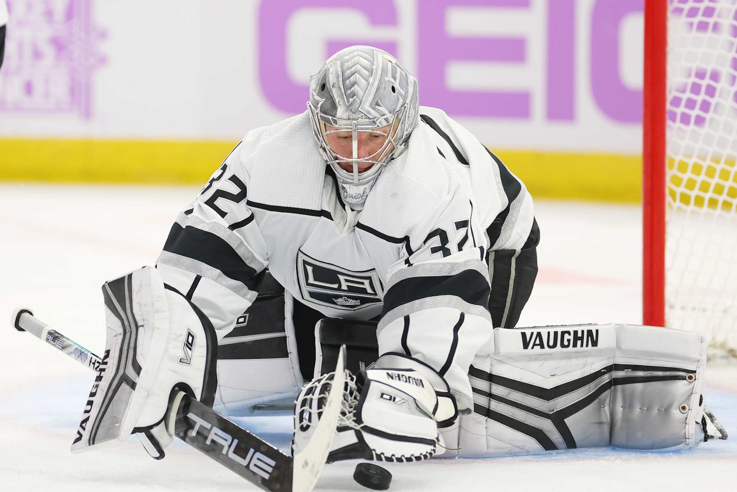 CHICAGO, ILLINOIS - NOVEMBER 03: Jonathan Quick #32 of the Los Angeles Kings makes a save against the Chicago Blackhawks during the second period at United Center on November 03, 2022 in Chicago, Illinois. (Photo by Michael Reaves/Getty Images)