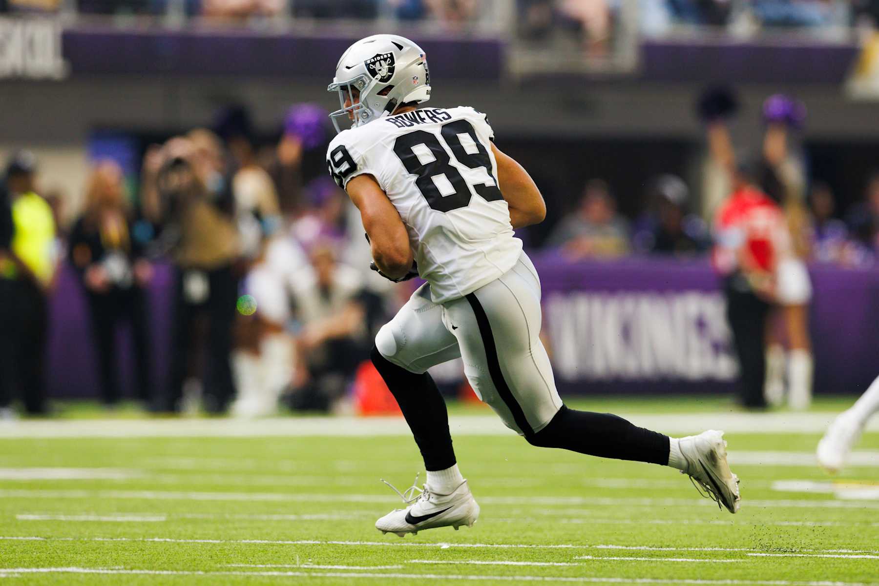 MINNEAPOLIS, MINNESOTA - AUGUST 10: Brock Bowers #89 of the Las Vegas Raiders runs after the catch during a preseason game against the Minnesota Vikings at U.S. Bank Stadium on August 10, 2024 in Minneapolis, Minnesota. (Photo by Ric Tapia/Getty Images)