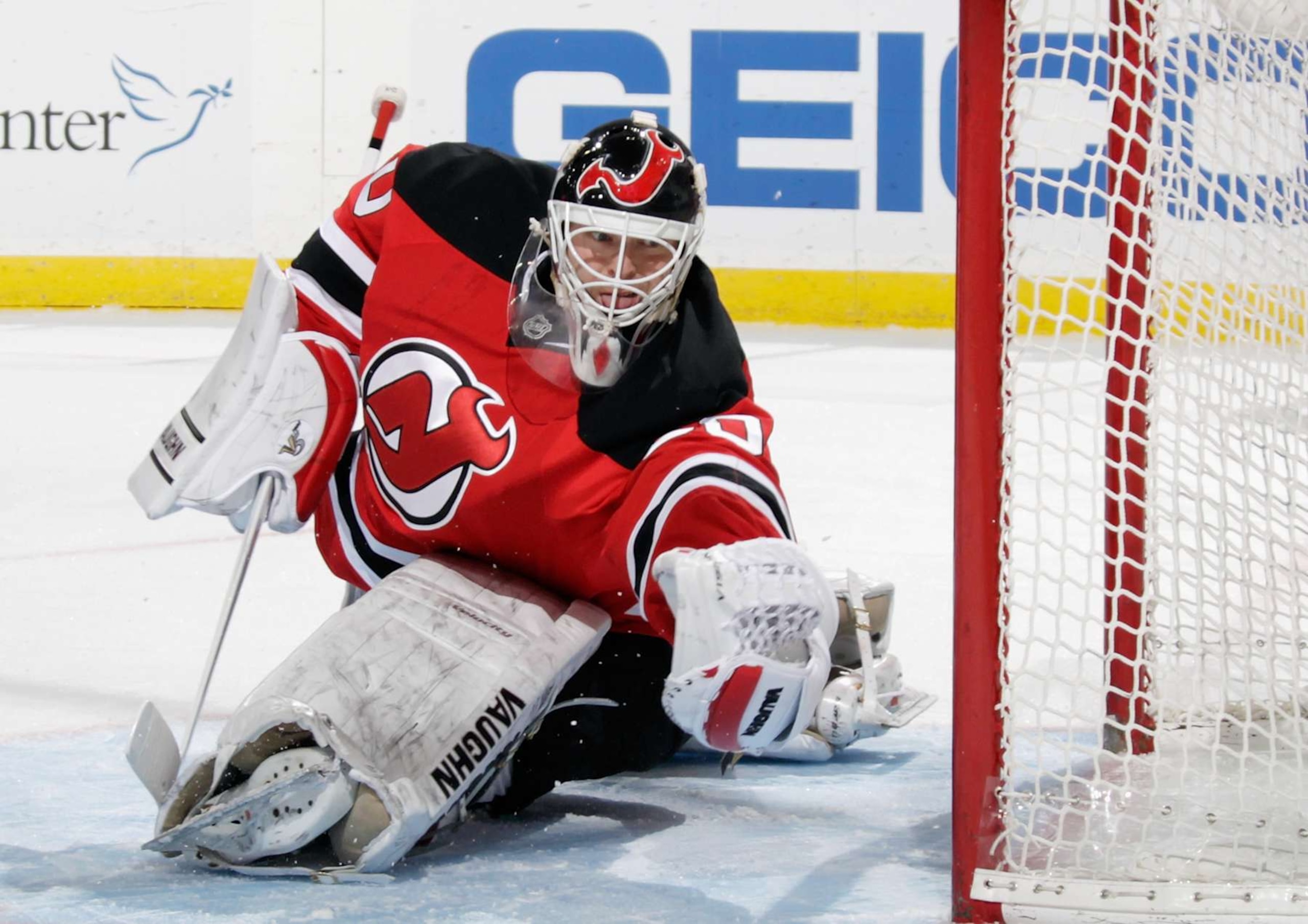 NEWARK, NJ - APRIL 11: Martin Brodeur #30 of the New Jersey Devils makes the first period save against the New York Islanders at the Prudential Center on April 11, 2014 in Newark, New Jersey.  (Photo by Bruce Bennett/Getty Images)