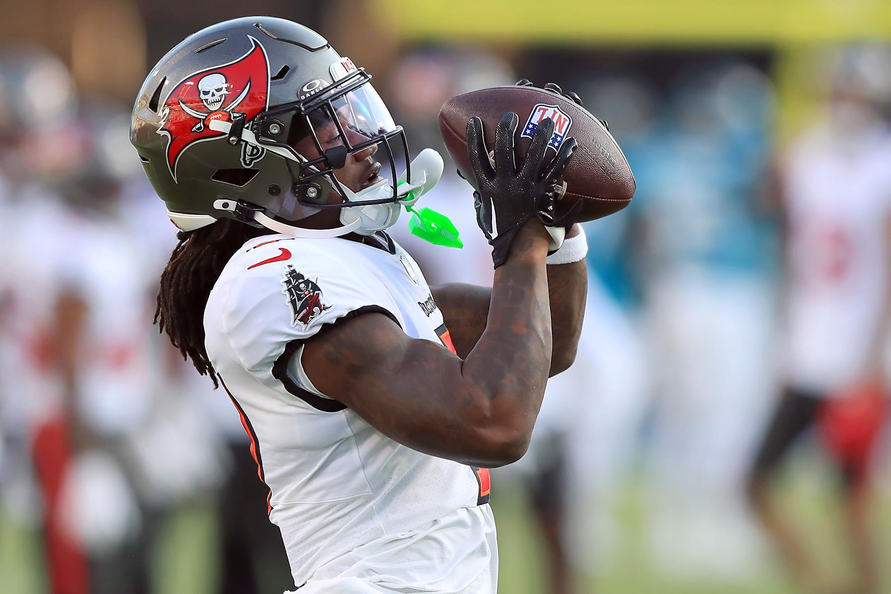 JACKSONVILLE, FL - August 17: Tampa Bay Buccaneers Running Back Bucky Irving (7) catches a ball during the preseason game between the Tampa Bay Buccaneers and the Jacksonville Jaguars on August 17, 2024 at EverBank Stadium in Jacksonville, FL. (Photo by Cliff Welch/Icon Sportswire via Getty Images)