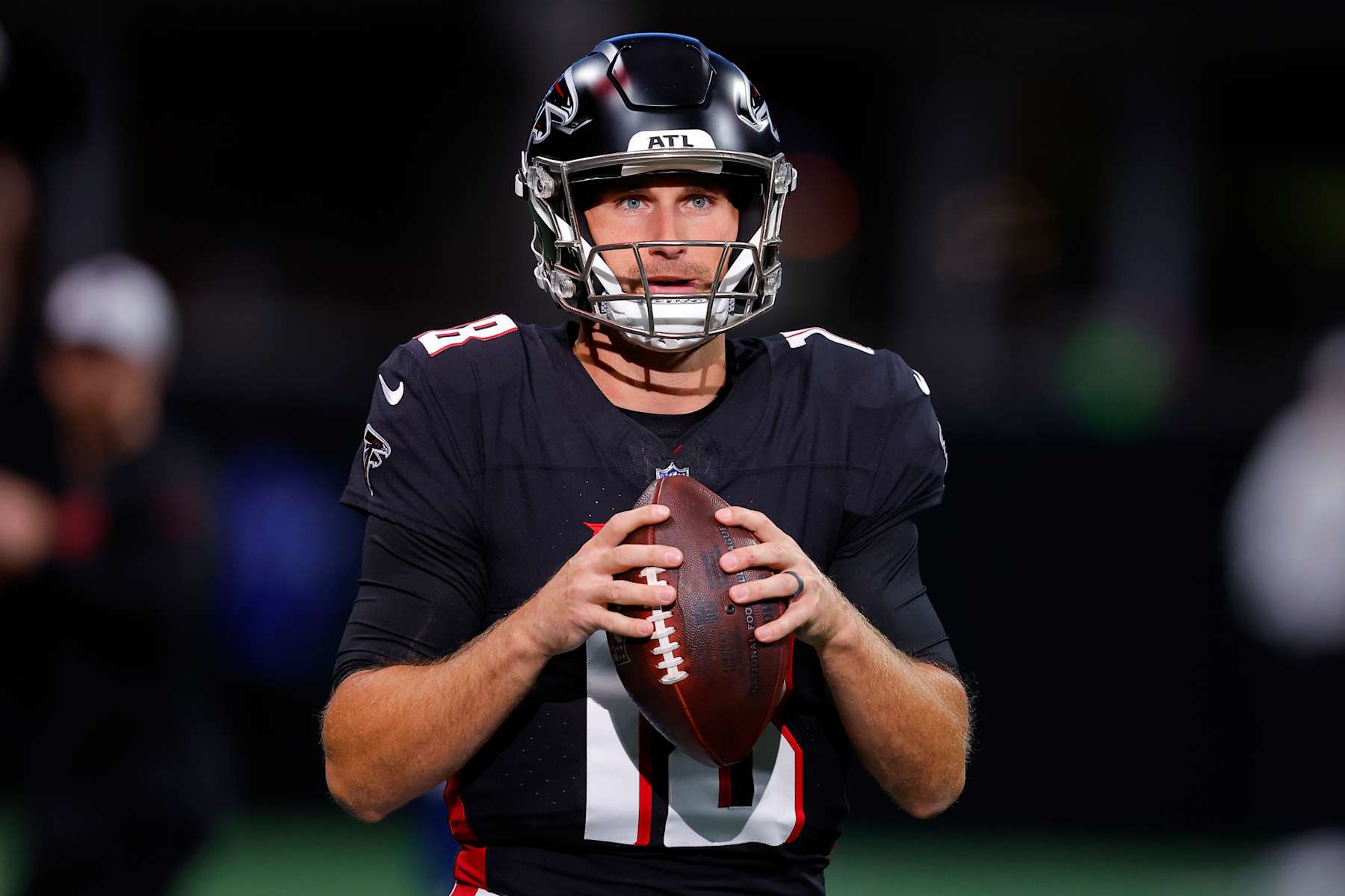ATLANTA, GEORGIA - AUGUST 23: Kirk Cousins #18 of the Atlanta Falcons warms up prior to the preseason game against the Jacksonville Jaguars at Mercedes-Benz Stadium on August 23, 2024 in Atlanta, Georgia. (Photo by Todd Kirkland/Getty Images)