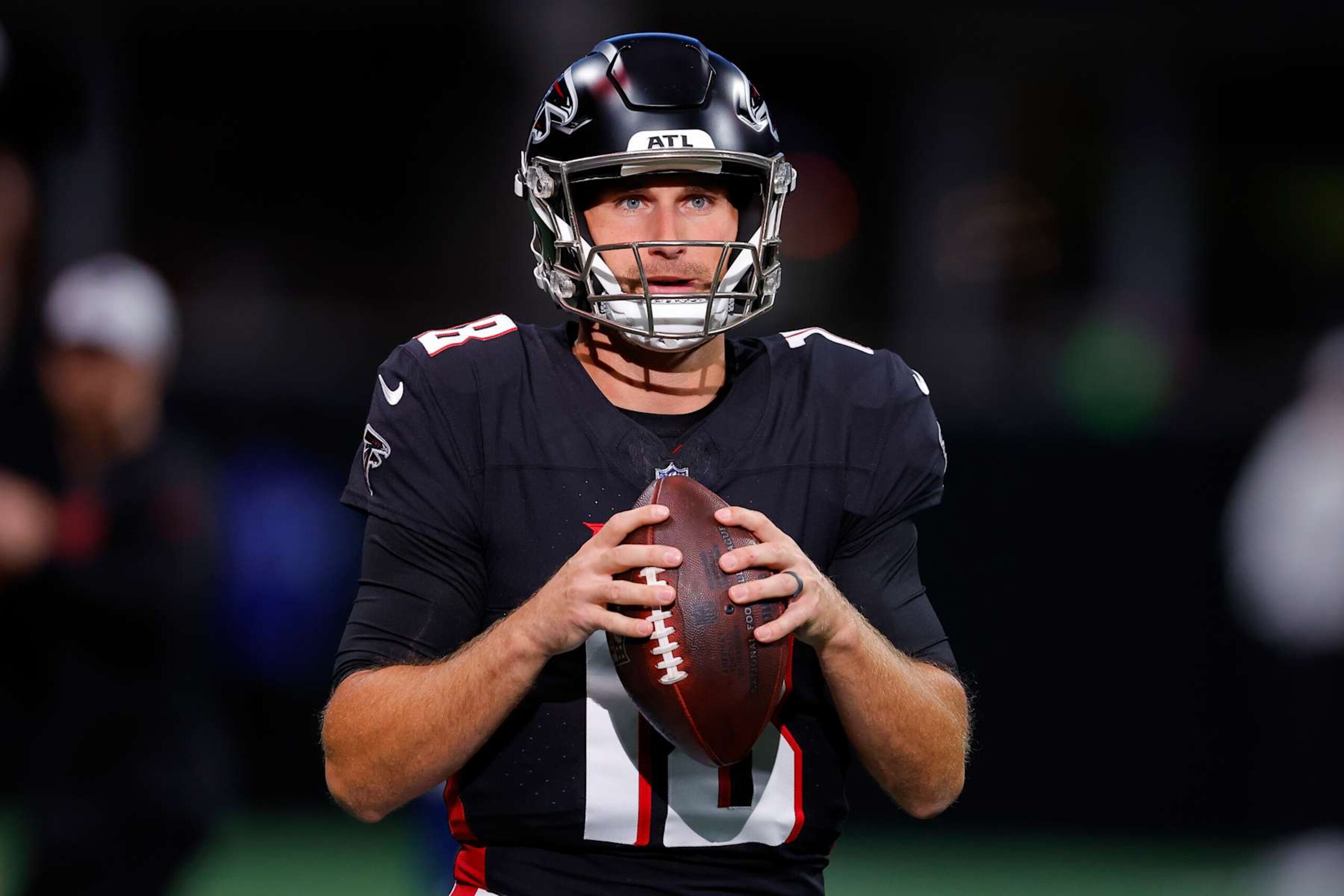 ATLANTA, GEORGIA - AUGUST 23: Kirk Cousins #18 of the Atlanta Falcons warms up prior to the preseason game against the Jacksonville Jaguars at Mercedes-Benz Stadium on August 23, 2024 in Atlanta, Georgia. (Photo by Todd Kirkland/Getty Images)