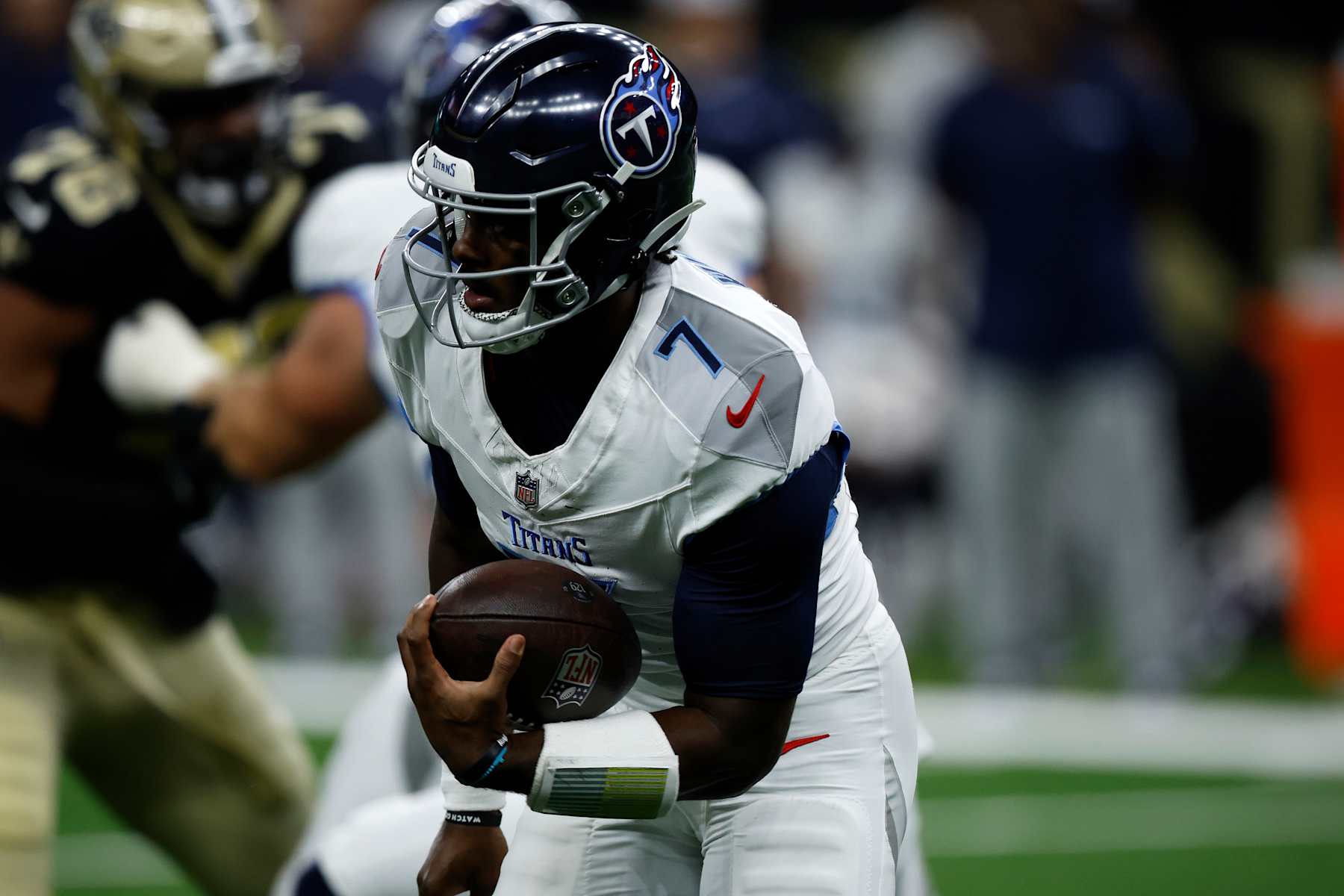 NEW ORLEANS, LOUISIANA - AUGUST 25: Malik Willis #7 of the Tennessee Titans runs with the ball against the New Orleans Saints at Mercedes Benz Superdome on August 25, 2024 in New Orleans, Louisiana. (Photo by Chris Graythen/Getty Images)