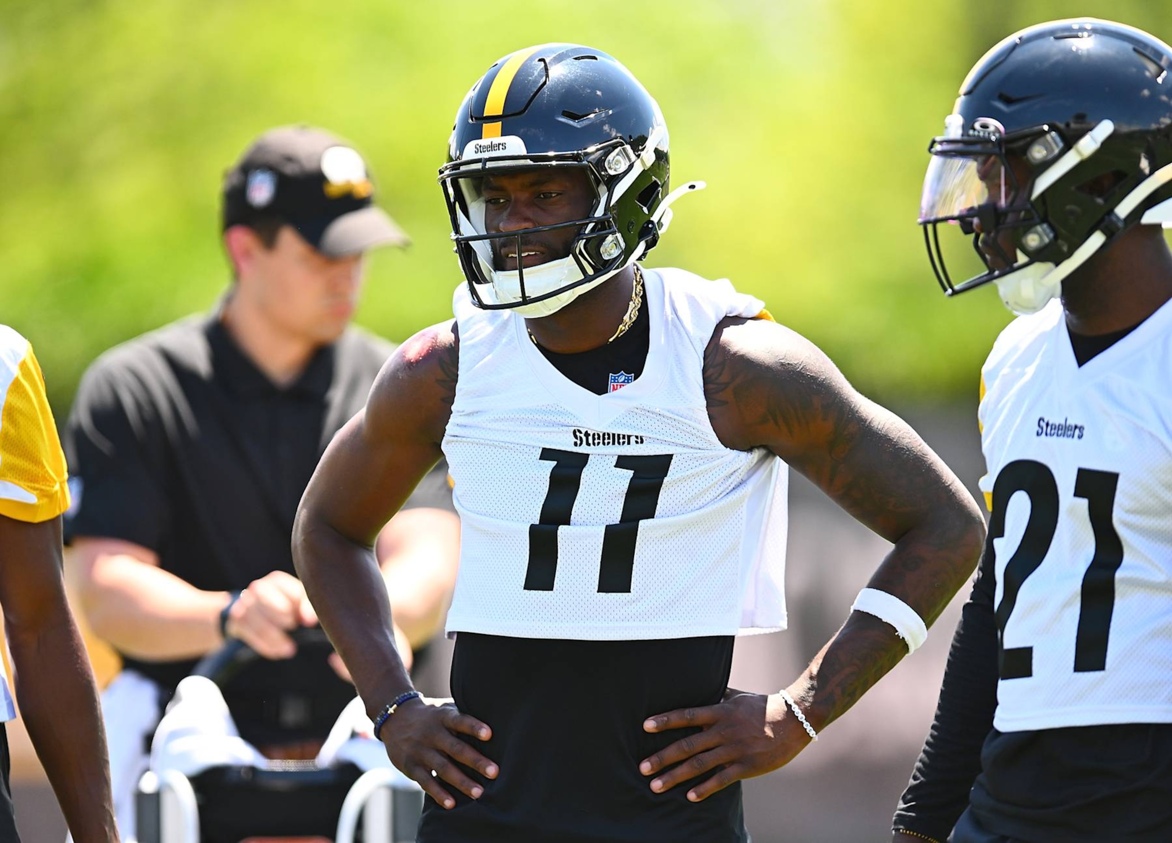 PITTSBURGH, PENNSYLVANIA - JUNE 6:  Van Jefferson #11 of the Pittsburgh Steelers works out during the Pittsburgh Steelers OTA offseason workout at UPMC Rooney Sports Complex on June 6 2024 in Pittsburgh, Pennsylvania. (Photo by Joe Sargent/Getty Images)
