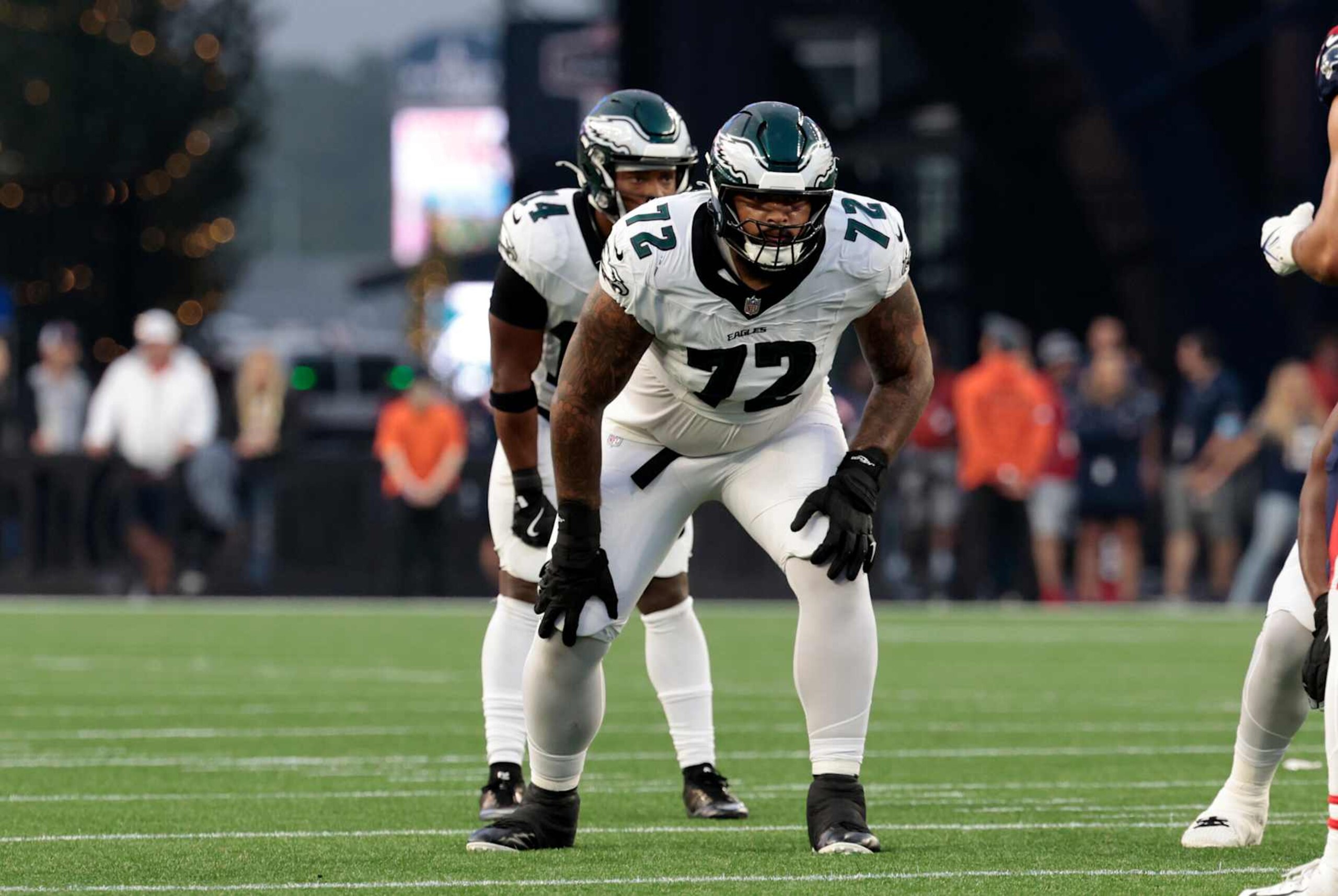 FOXBOROUGH, MA - AUGUST 15: Philadelphia Eagles guard / tackle Darian Kinnard (72) gets set during a preseason game between the New England Patriots and the Philadelphia Eagles on August 15, 2024, at Gillette Stadium in Foxborough, Massachusetts. (Photo by Fred Kfoury III/Icon Sportswire via Getty Images)