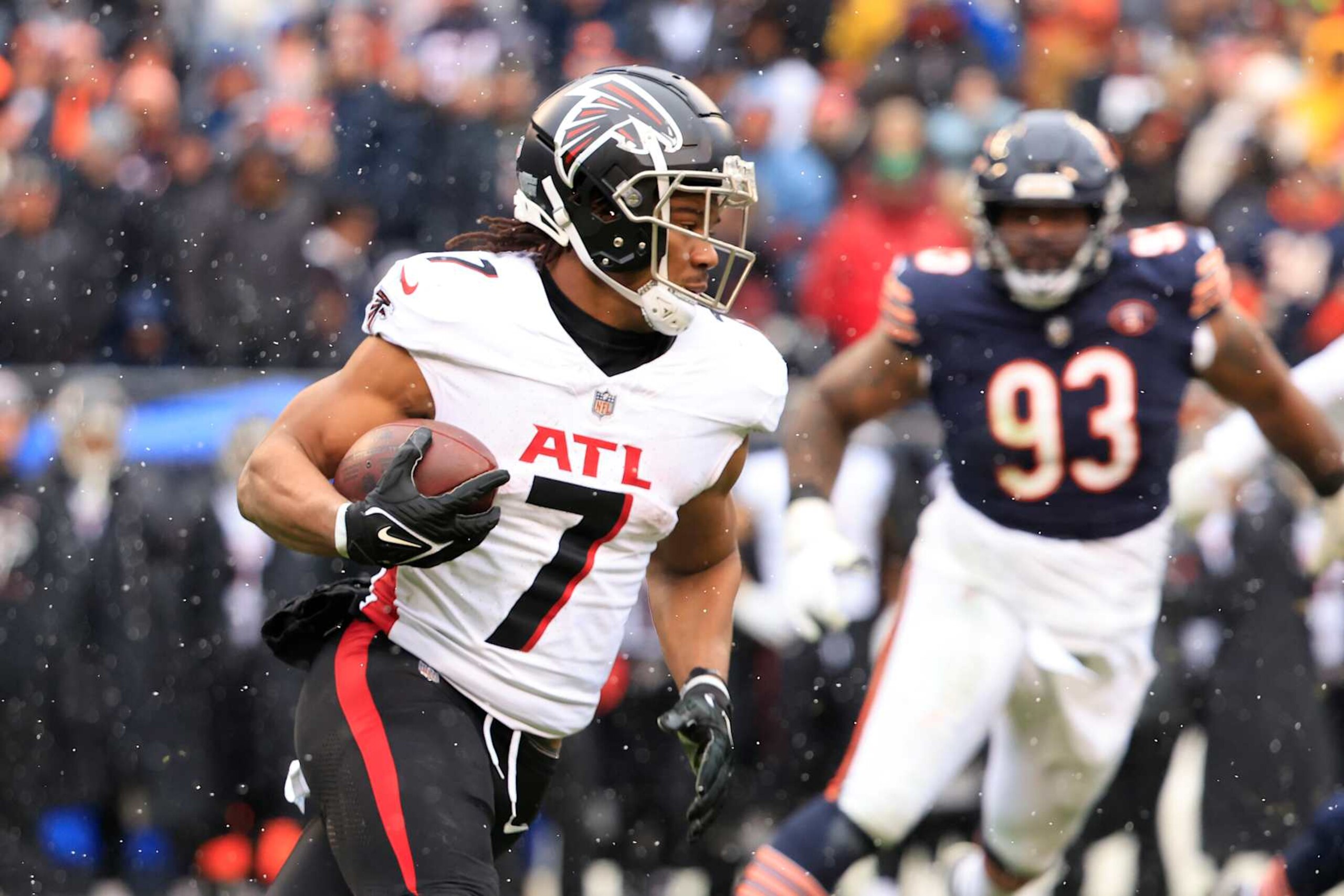 CHICAGO, ILLINOIS - DECEMBER 31: Bijan Robinson #7 of the Atlanta Falcons runs the ball in the game against the Chicago Bears at Soldier Field on December 31, 2023 in Chicago, Illinois. (Photo by Justin Casterline/Getty Images)
