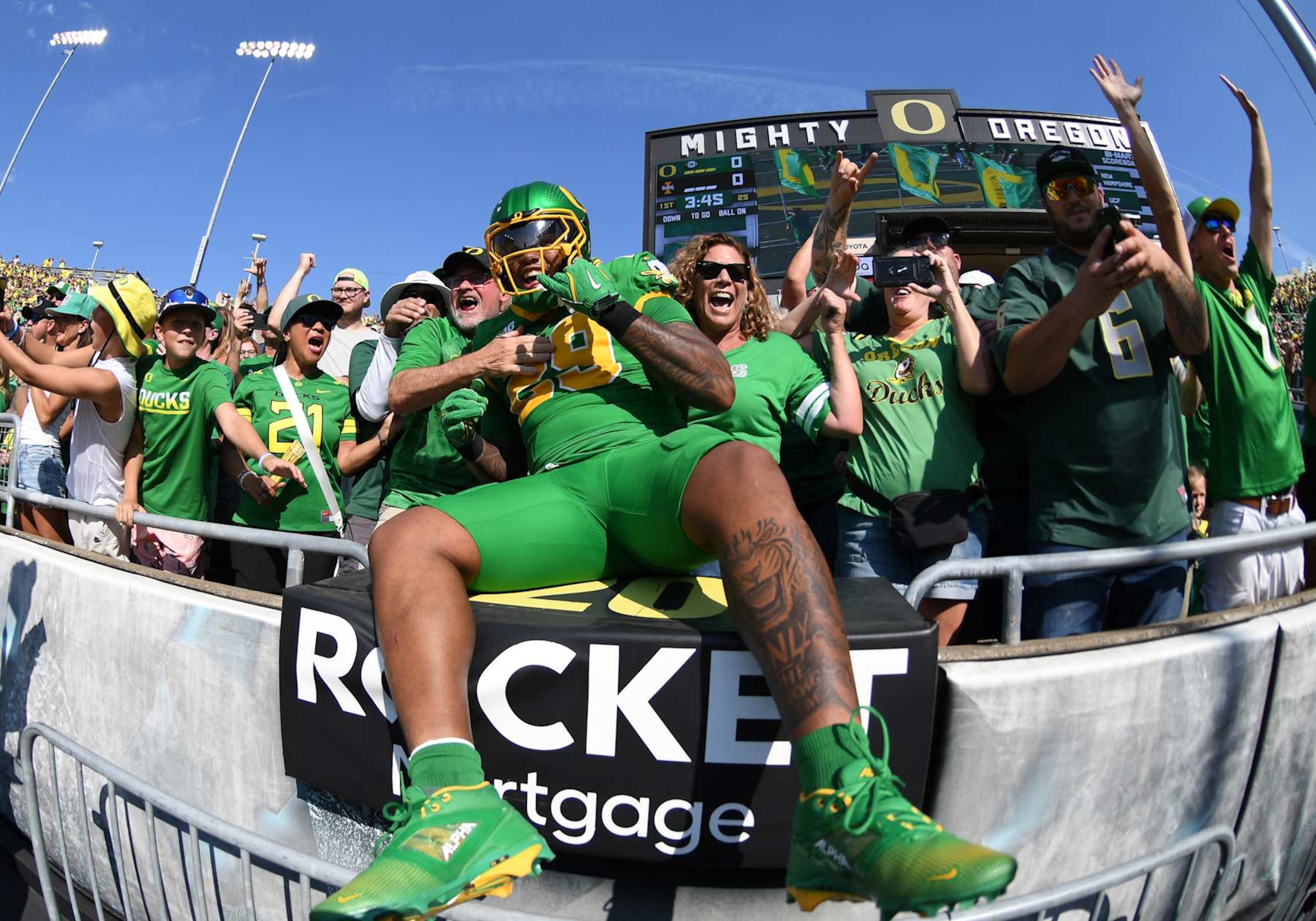 EUGENE, OR - AUGUST 31: Oregon Ducks linebacker Ashton Porter (29) jumps into the crowd after taking the field during a college football game between the Oregon Ducks and Idaho Vandals on August 31, 2024, at Autzen Stadium in Eugene, Oregon (Photo by Brian Murphy/Icon Sportswire via Getty Images) EUGENE, OR - AUGUST 31: Oregon Ducks linebacker Ashton Porter (29) jumps into the crowd after taking the field during a college football game between the Oregon Ducks and Idaho Vandals on August 31, 2024, at Autzen Stadium in Eugene, Oregon (Photo by Brian Murphy/Icon Sportswire via Getty Images)