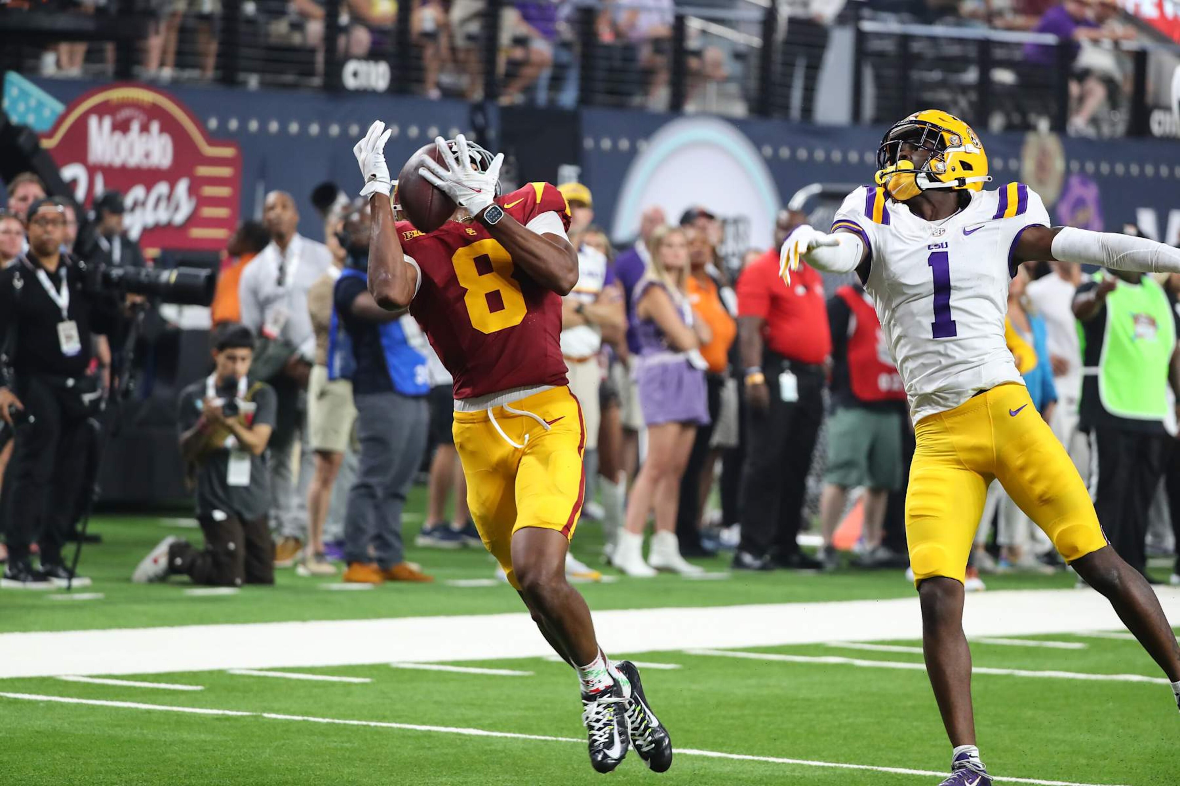 LAS VEGAS, NV - SEPTEMBER 01: USC Trojans wide receiver Ja'Kobi Lane (8) makes a touchdown catch during the Modelo Vegas Kickoff Classic featuring the USC Trojans versus the LSU Tigers on September 1, 2024 at Allegiant Stadium in Las Vegas, Nevada.(Photo by Jevone Moore/Icon Sportswire via Getty Images)