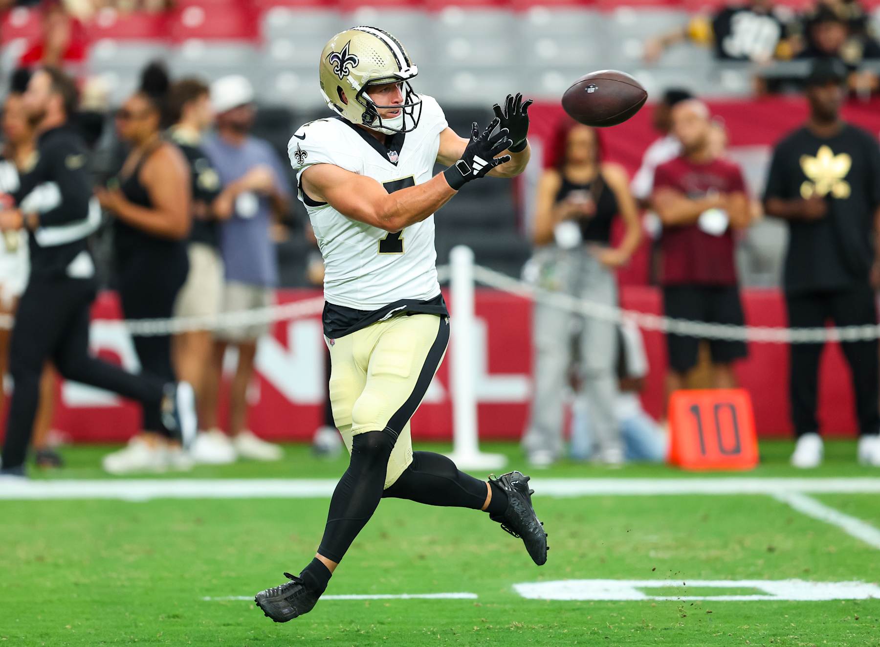 GLENDALE, ARIZONA - AUGUST 10: Taysom Hill #7 of the New Orleans Saints catches a pass during warmups before a preseason football game against the New Orleans Saints at State Farm Stadium on August 10, 2024 in Glendale, Arizona. (Photo by Mike Christy/Getty Images)