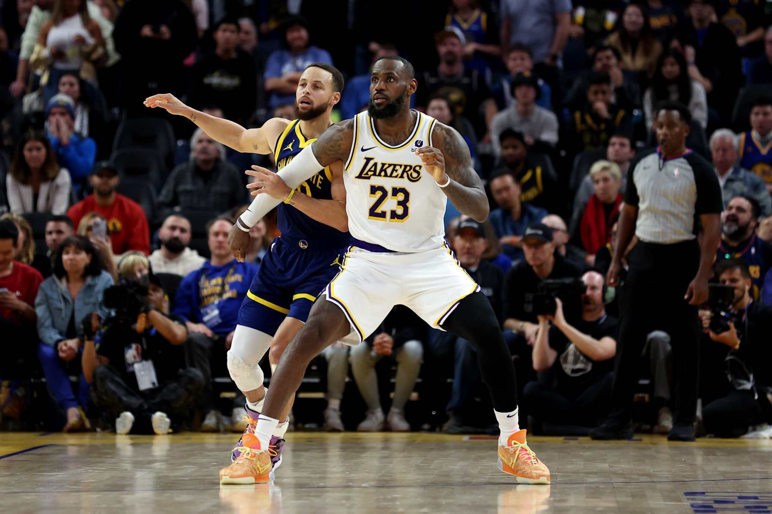 SAN FRANCISCO, CALIFORNIA - JANUARY 27: Stephen Curry #30 of the Golden State Warriors matches up against LeBron James #23 of the Los Angeles Lakers in overtime at Chase Center on January 27, 2024 in San Francisco, California. NOTE TO USER: User expressly acknowledges and agrees that, by downloading and or using this photograph, User is consenting to the terms and conditions of the Getty Images License Agreement.  (Photo by Ezra Shaw/Getty Images)