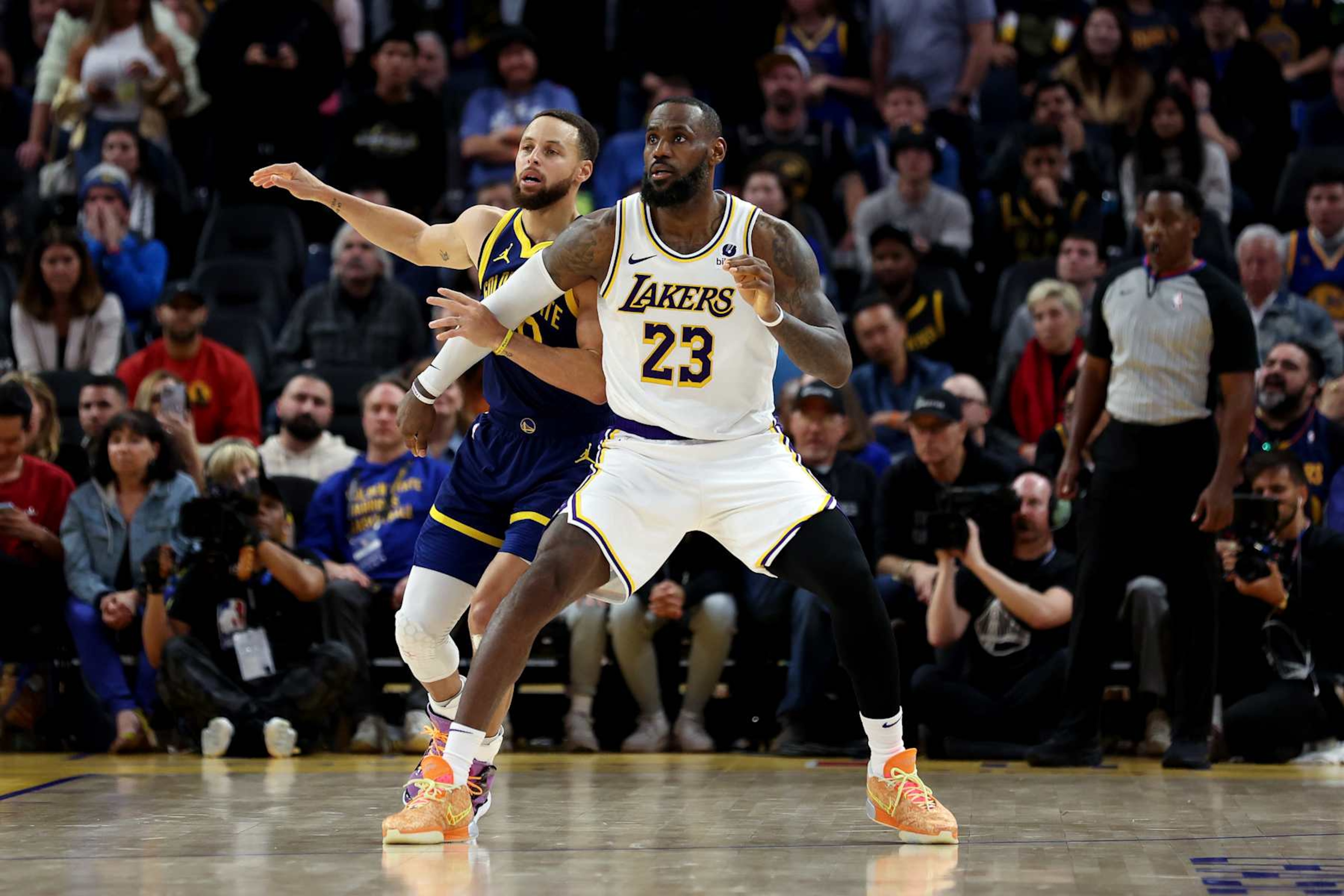 SAN FRANCISCO, CALIFORNIA - JANUARY 27: Stephen Curry #30 of the Golden State Warriors matches up against LeBron James #23 of the Los Angeles Lakers in overtime at Chase Center on January 27, 2024 in San Francisco, California. NOTE TO USER: User expressly acknowledges and agrees that, by downloading and or using this photograph, User is consenting to the terms and conditions of the Getty Images License Agreement.  (Photo by Ezra Shaw/Getty Images)
