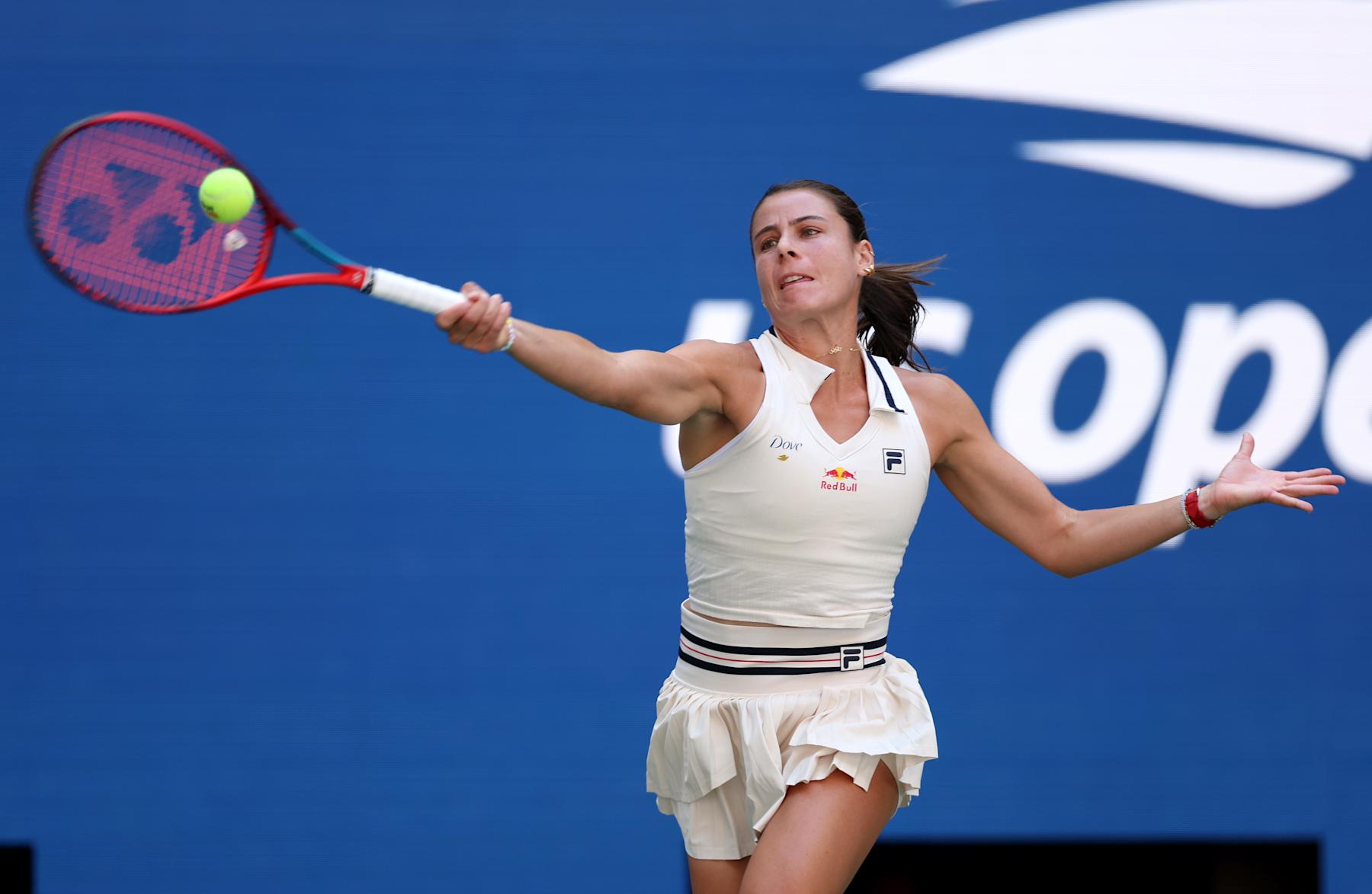 NEW YORK, NEW YORK - SEPTEMBER 03: Emma Navarro of the United States returns a shot against Paula Badosa of Spain during their Women's Singles Quarterfinal match on Day Nine of the 2024 US Open at USTA Billie Jean King National Tennis Center on September 03, 2024 in the Flushing neighborhood of the Queens borough of New York City. (Photo by Sarah Stier/Getty Images)