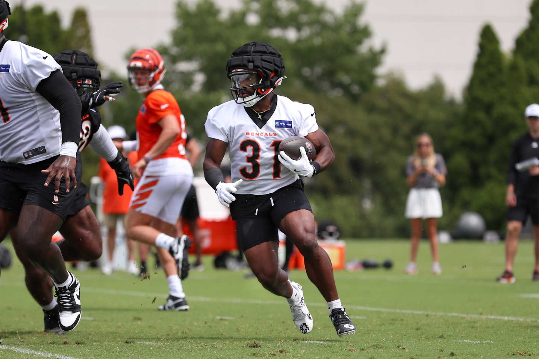CINCINNATI, OH - JULY 29: Cincinnati Bengals running back Zack Moss (31) carries the ball during the Cincinnati Bengals training camp at Kettering Health Practice Fields on July 29, 2024 in Cincinnati, Ohio. (Photo by Ian Johnson/Icon Sportswire via Getty Images)