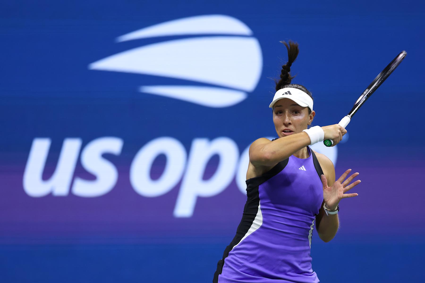 NEW YORK, NEW YORK - SEPTEMBER 04: Jessica Pegula of the United States returns a shot against Iga Swiatek of Poland during their Women's Singles Quarterfinal match on Day Ten of the 2024 US Open at USTA Billie Jean King National Tennis Center on September 04, 2024 in the Flushing neighborhood of the Queens borough of New York City. (Photo by Luke Hales/Getty Images)