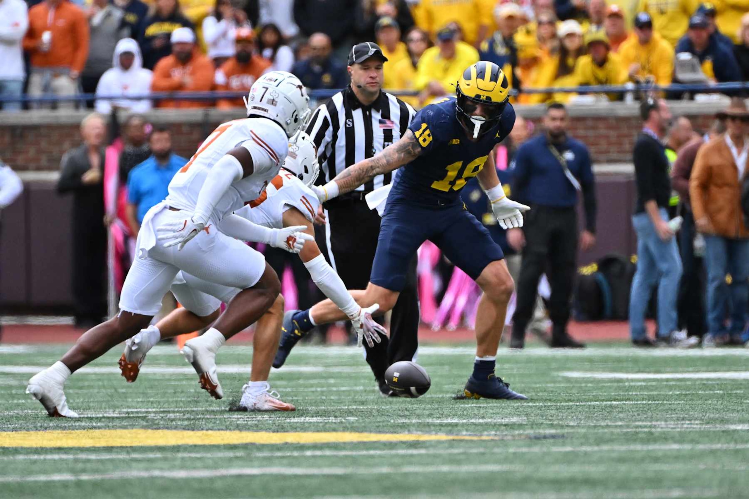 ANN ARBOR, MI - SEPTEMBER 07: Michigan Wolverines tight end Colston Loveland (18) fumbles after a catch during the Michigan Wolverines versus the Texas Longhorns game on Saturday September 7, 2024 at Michigan Stadium in Ann Arbor, MI. (Photo by Steven King/Icon Sportswire via Getty Images)