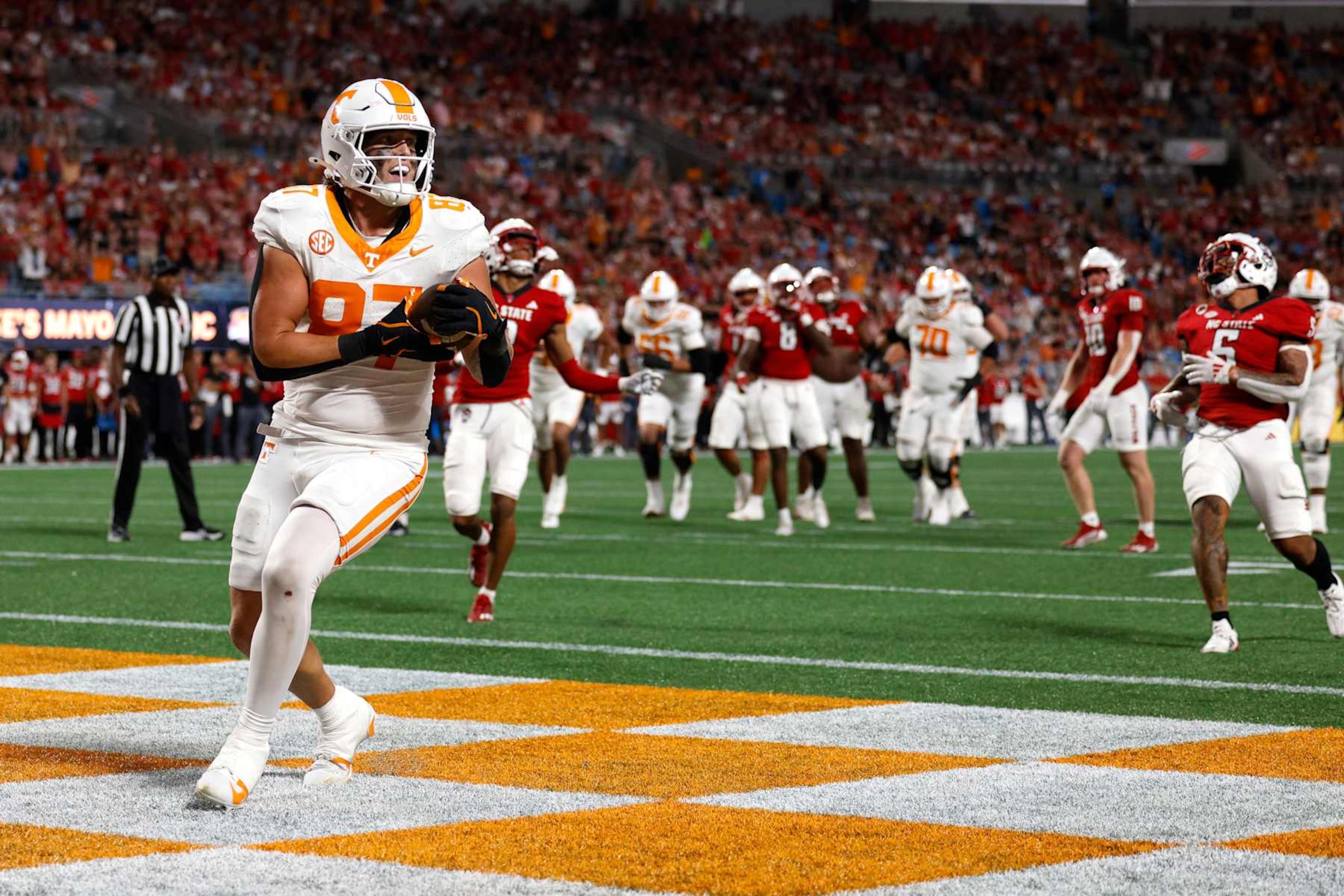 CHARLOTTE, NORTH CAROLINA - SEPTEMBER 7: Miles Kitselman #87 of the Tennessee Volunteers reacts following his 15-yard touchdown reception against the NC State Wolfpack during the second half of the Duke's Mayo Classic at Bank of America Stadium on September 7, 2024 in Charlotte, North Carolina. (Photo by Lance King/Getty Images)