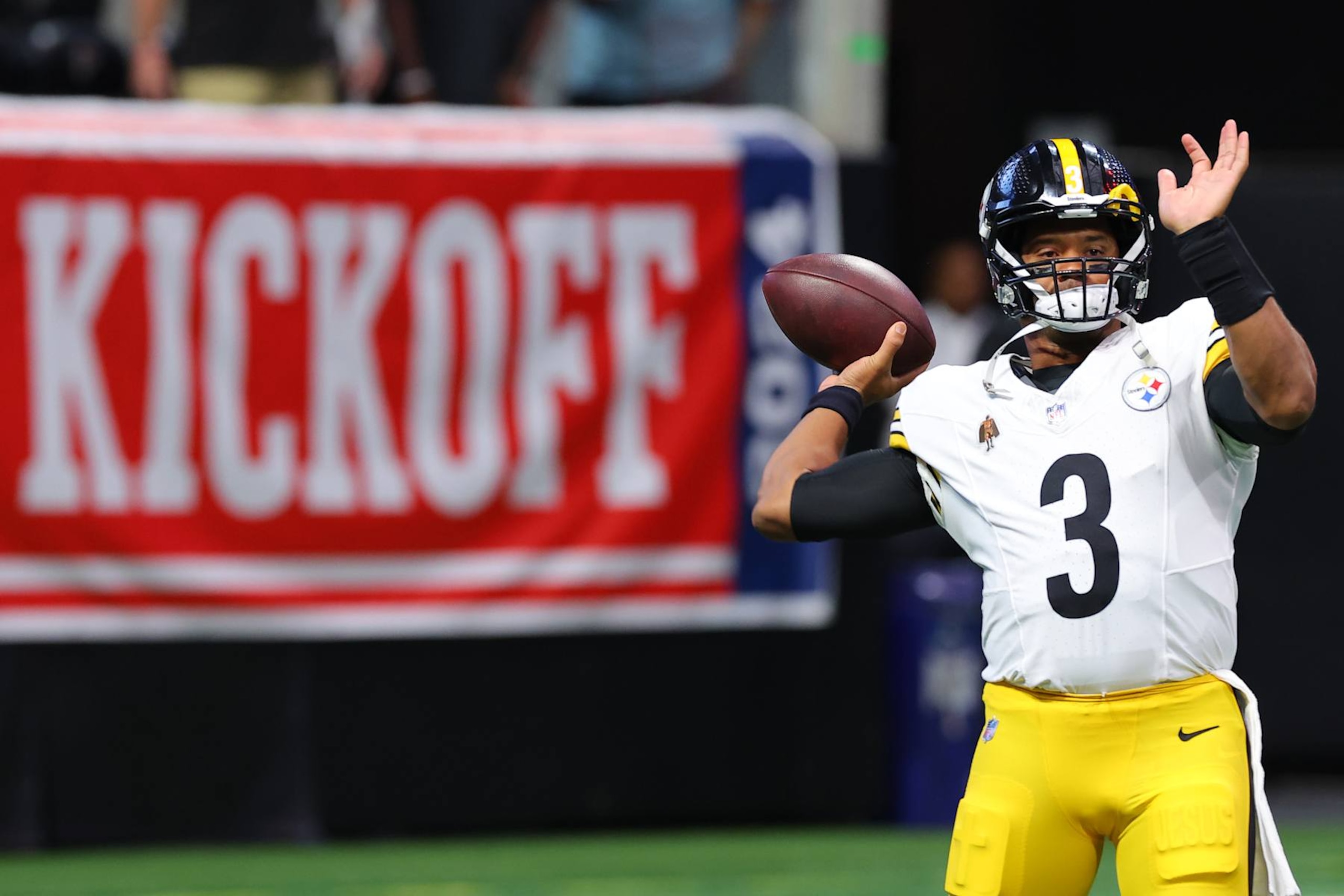 ATLANTA, GEORGIA - SEPTEMBER 08: Russell Wilson #3 of the Pittsburgh Steelers warms up prior to a game against the Atlanta Falcons at Mercedes-Benz Stadium on September 08, 2024 in Atlanta, Georgia. (Photo by Kevin C. Cox/Getty Images)