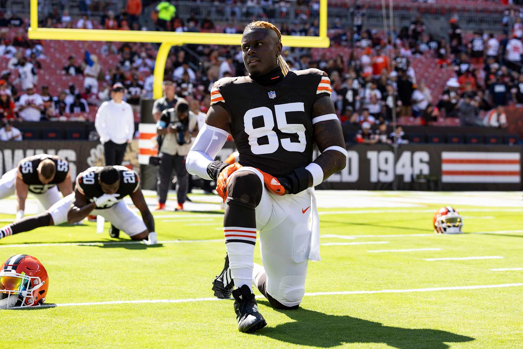 CLEVELAND, OHIO - SEPTEMBER 8: David Njoku #85 of the Cleveland Browns warms up before the game against the Dallas Cowboys at Huntington Bank Field on September 8, 2024 in Cleveland, Ohio. The Cowboys defeated the Browns 33-17. (Photo by Lauren Leigh Bacho/Getty Images) CLEVELAND, OHIO - SEPTEMBER 8: David Njoku #85 of the Cleveland Browns warms up before the game against the Dallas Cowboys at Huntington Bank Field on September 8, 2024 in Cleveland, Ohio. The Cowboys defeated the Browns 33-17. (Photo by Lauren Leigh Bacho/Getty Images)