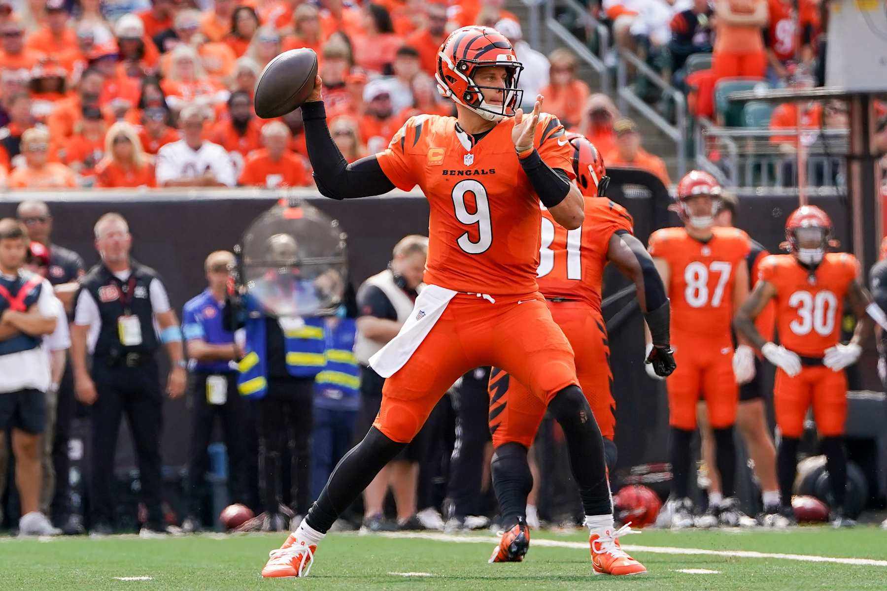 CINCINNATI, OHIO - SEPTEMBER 08: Joe Burrow #9 of the Cincinnati Bengals throws a pass in the fourth quarter against the New England Patriots at Paycor Stadium on September 08, 2024 in Cincinnati, Ohio. (Photo by Dylan Buell/Getty Images)
