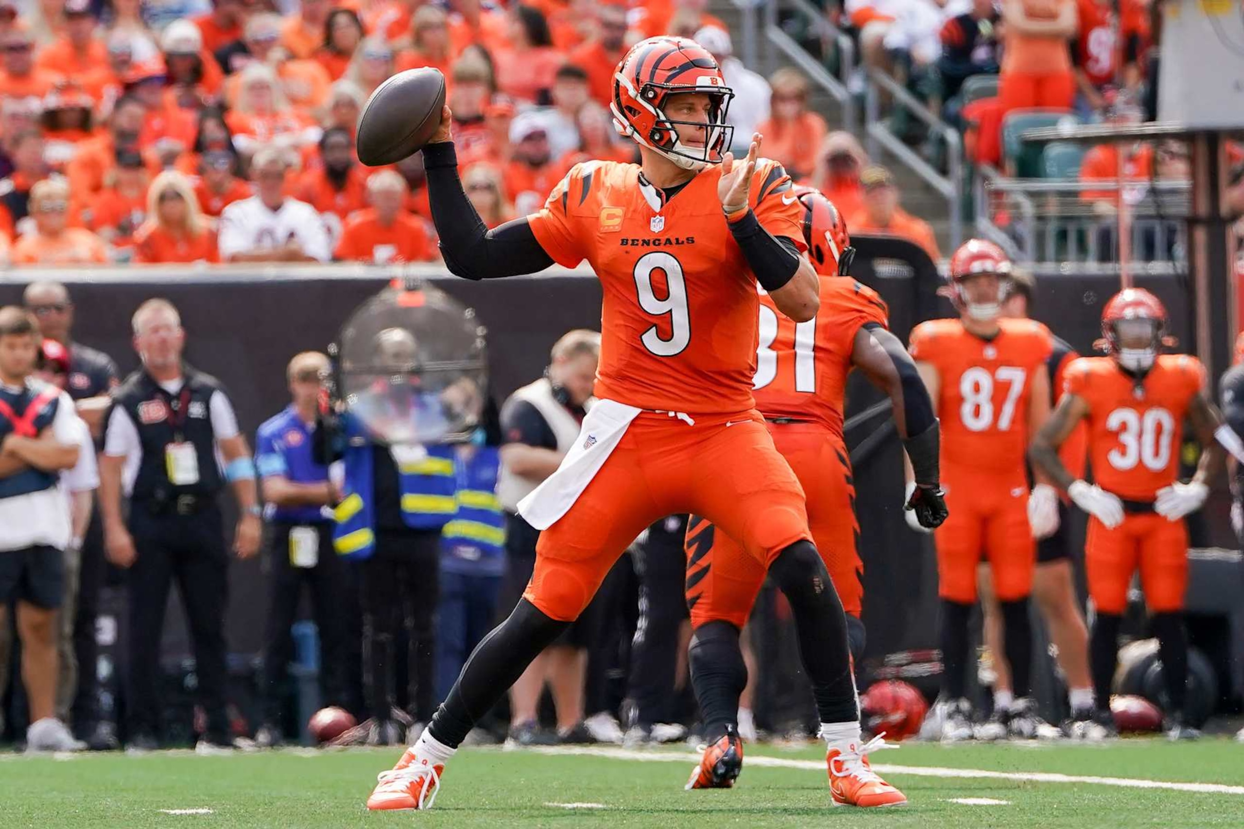 CINCINNATI, OHIO - SEPTEMBER 08: Joe Burrow #9 of the Cincinnati Bengals throws a pass in the fourth quarter against the New England Patriots at Paycor Stadium on September 08, 2024 in Cincinnati, Ohio. (Photo by Dylan Buell/Getty Images)