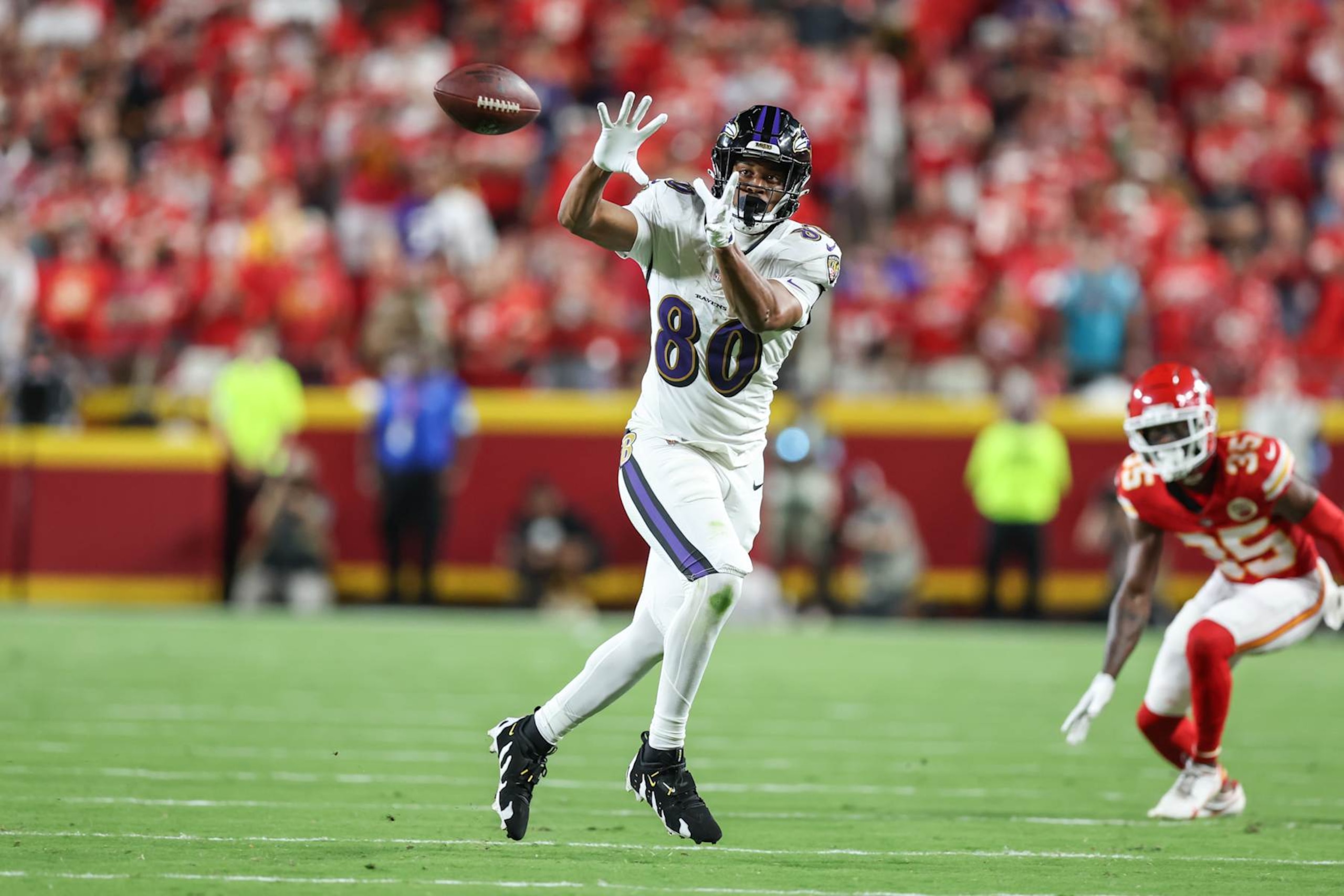 KANSAS CITY, MO - SEPTEMBER 05: Baltimore Ravens tight end Isaiah Likely (80) makes a catch late in the fourth quarter of an NFL game between the Baltimore Ravens and Kansas City Chiefs on September 5, 2024 at GEHA Field at Arrowhead Stadium in Kansas City, MO. (Photo by Scott Winters/Icon Sportswire via Getty Images)