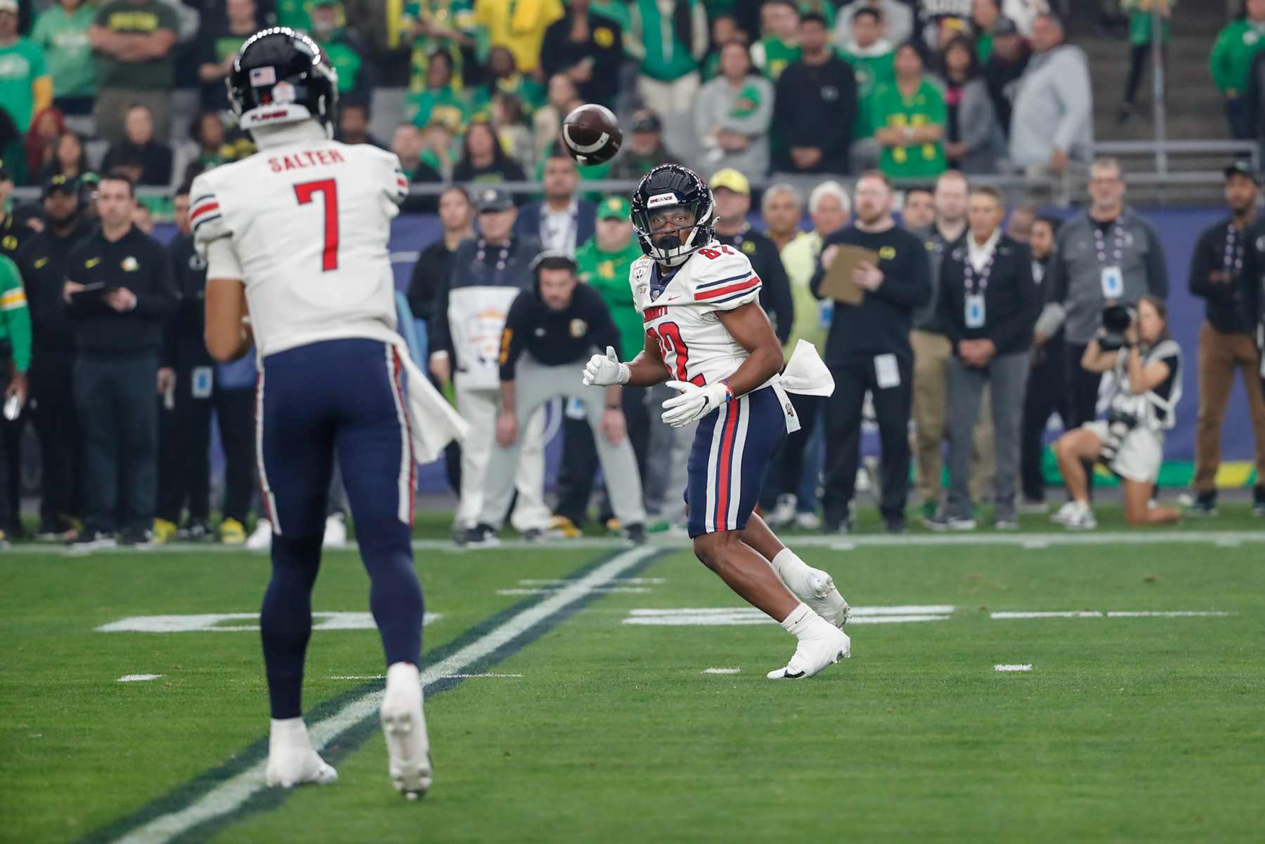 GLENDALE, AZ - JANUARY 01: Liberty Flames quarterback Kaidon Salter (7) throws a pass to Liberty Flames wide receiver Aaron Bedgood (82) during the Vrbo Fiesta Bowl college football game between the Liberty Flames and the Oregon Ducks on January 1, 2024 at State Farm Stadium in Glendale, Arizona. (Photo by Kevin Abele/Icon Sportswire via Getty Images) GLENDALE, AZ - JANUARY 01: Liberty Flames quarterback Kaidon Salter (7) throws a pass to Liberty Flames wide receiver Aaron Bedgood (82) during the Vrbo Fiesta Bowl college football game between the Liberty Flames and the Oregon Ducks on January 1, 2024 at State Farm Stadium in Glendale, Arizona. (Photo by Kevin Abele/Icon Sportswire via Getty Images)
