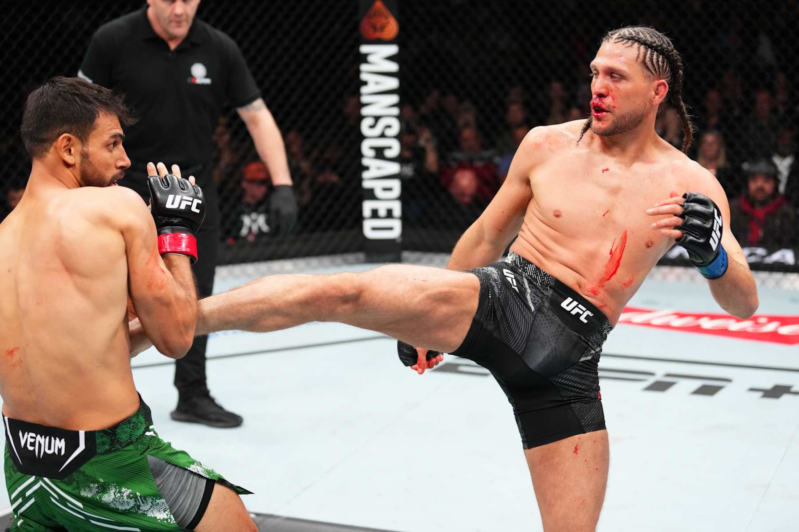 Brian Ortega kicks Yair Rodriguez