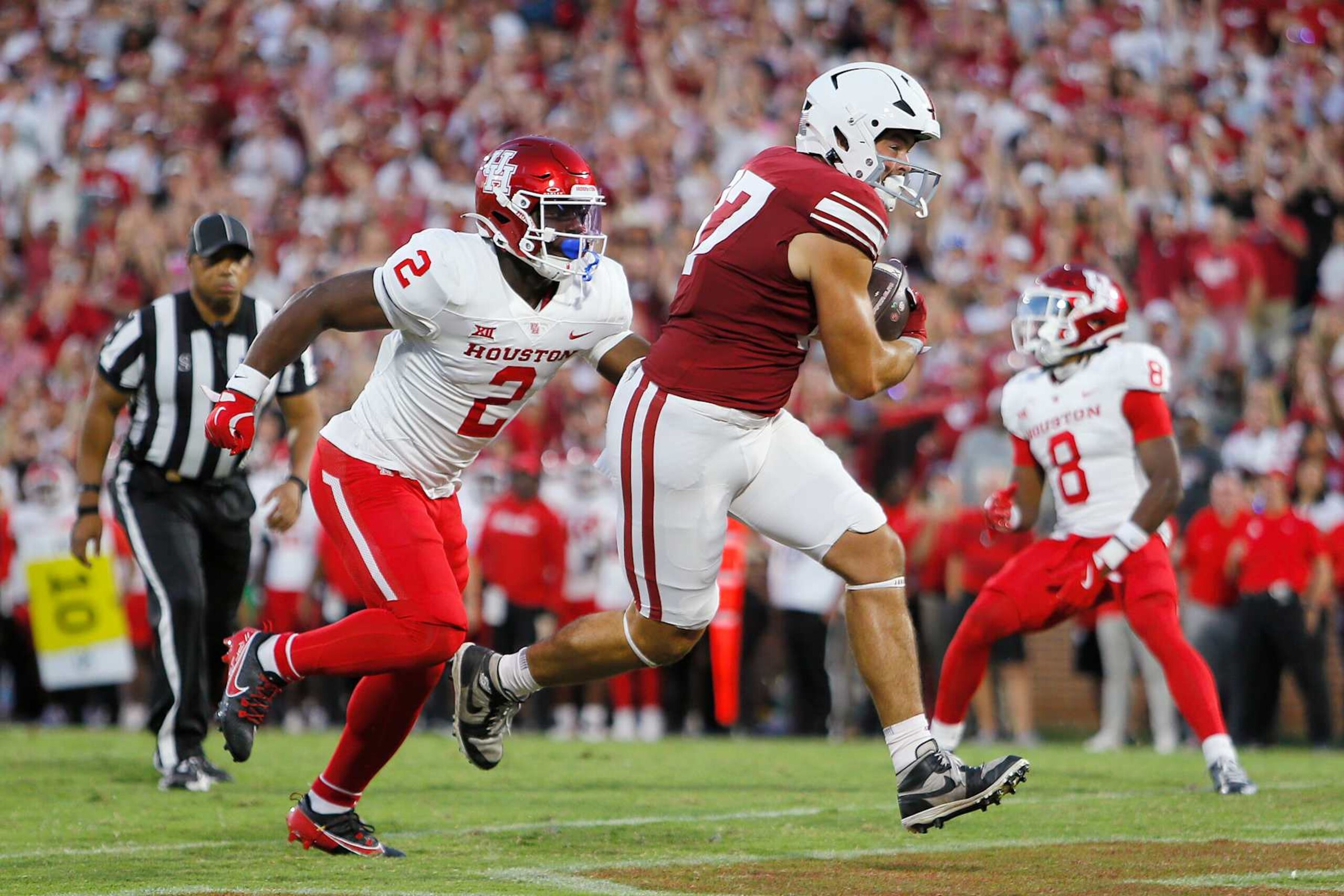 NORMAN, OKLAHOMA - SEPTEMBER 7: Tight end Jake Roberts #87 of the Oklahoma Sooners brings down an 11-yard touchdown pass against defensive back A.J. Haulcy #2 of the Houston Cougars in the second quarter at Gaylord Family Oklahoma Memorial Stadium on September 7, 2024 in Norman, Oklahoma. (Photo by Brian Bahr/Getty Images) NORMAN, OKLAHOMA - SEPTEMBER 7: Tight end Jake Roberts #87 of the Oklahoma Sooners brings down an 11-yard touchdown pass against defensive back A.J. Haulcy #2 of the Houston Cougars in the second quarter at Gaylord Family Oklahoma Memorial Stadium on September 7, 2024 in Norman, Oklahoma. (Photo by Brian Bahr/Getty Images)