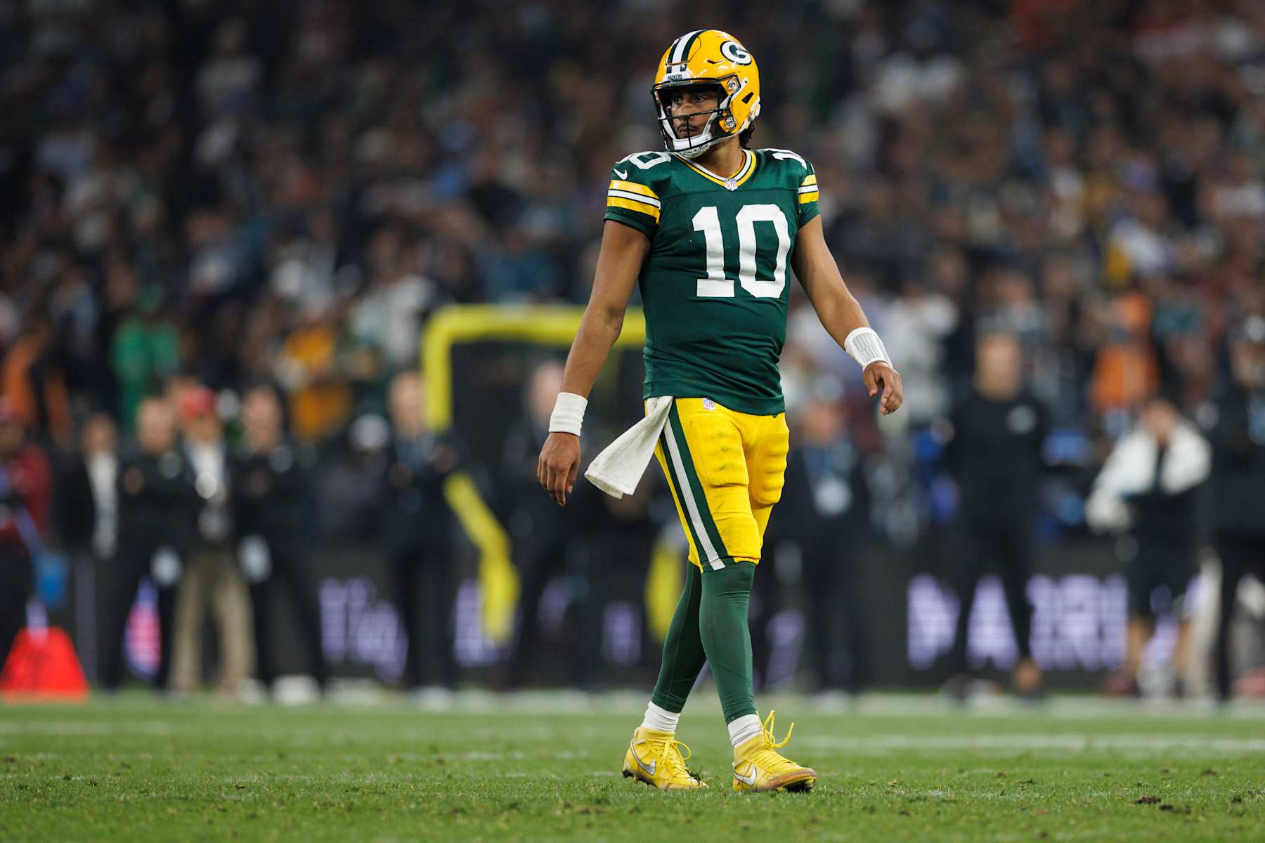SÃO PAULO, BRAZIL - SEPTEMBER 7: Quarterback Jordan Love #10 of the Green Bay Packers stands on the field during the fourth quarter of an NFL football game against the Philadelphia Eagles, at Arena Corinthians on September 7, 2024 in Sao Paulo, Brazil. (Photo by Brooke Sutton/Getty Images)