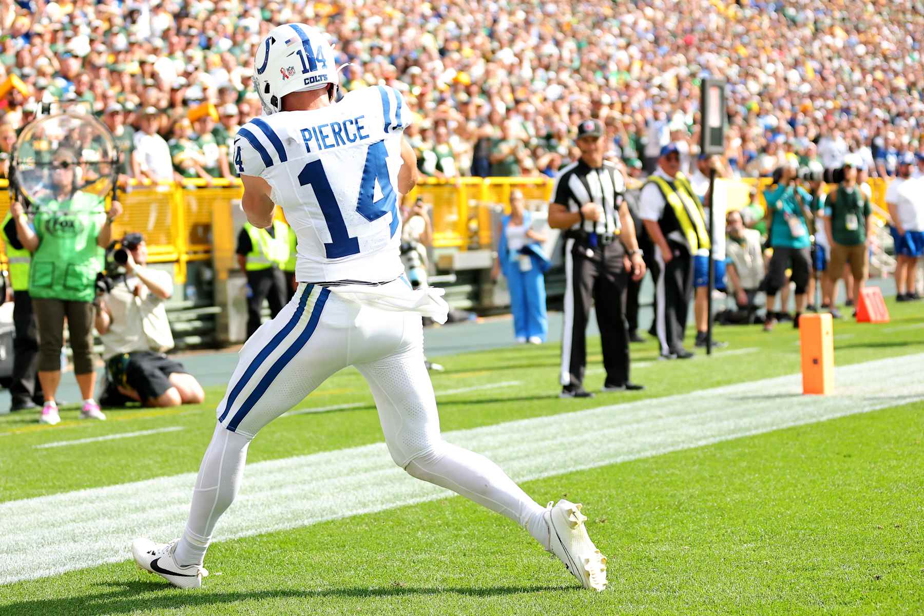 GREEN BAY, WISCONSIN - SEPTEMBER 15: Alec Pierce #14 of the Indianapolis Colts scores a touchdown against the Green Bay Packers during the fourth quarter at Lambeau Field on September 15, 2024 in Green Bay, Wisconsin. (Photo by Stacy Revere/Getty Images)