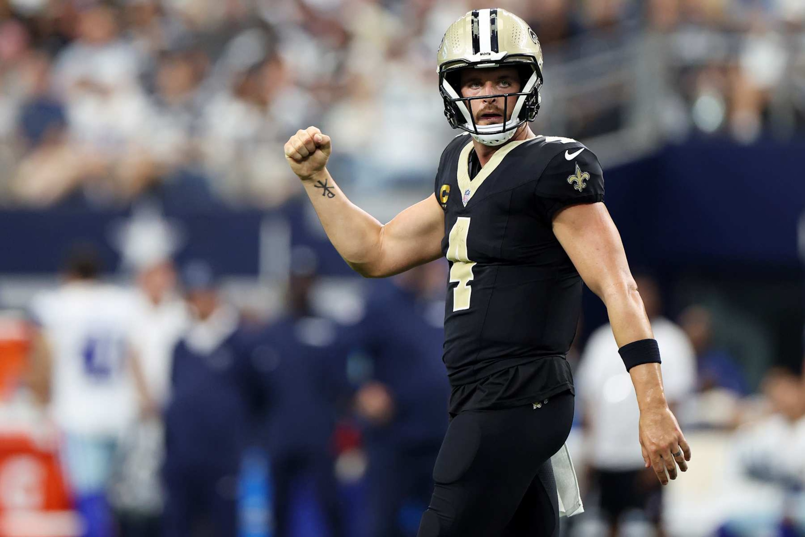ARLINGTON, TEXAS - SEPTEMBER 15: Derek Carr #4 of the New Orleans Saints celebrates a touchdown pass during the third quarter against the Dallas Cowboys at AT&T Stadium on September 15, 2024 in Arlington, Texas. (Photo by Ron Jenkins/Getty Images)