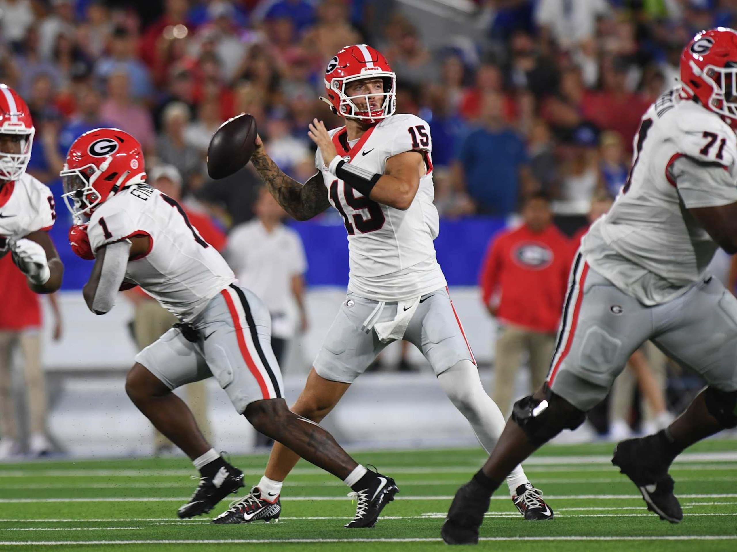 LEXINGTON, KY - SEPTEMBER 14: Georgia Bulldogs quarterback Carson Beck (15) passes the ball during the college football game between the Georgia Bulldogs and Kentucky Wildcats on September 14, 2024, at Common Wealth Stadium in Lexington, KY. (Photo by Jeffrey Vest/Icon Sportswire via Getty Images) LEXINGTON, KY - SEPTEMBER 14: Georgia Bulldogs quarterback Carson Beck (15) passes the ball during the college football game between the Georgia Bulldogs and Kentucky Wildcats on September 14, 2024, at Common Wealth Stadium in Lexington, KY. (Photo by Jeffrey Vest/Icon Sportswire via Getty Images)