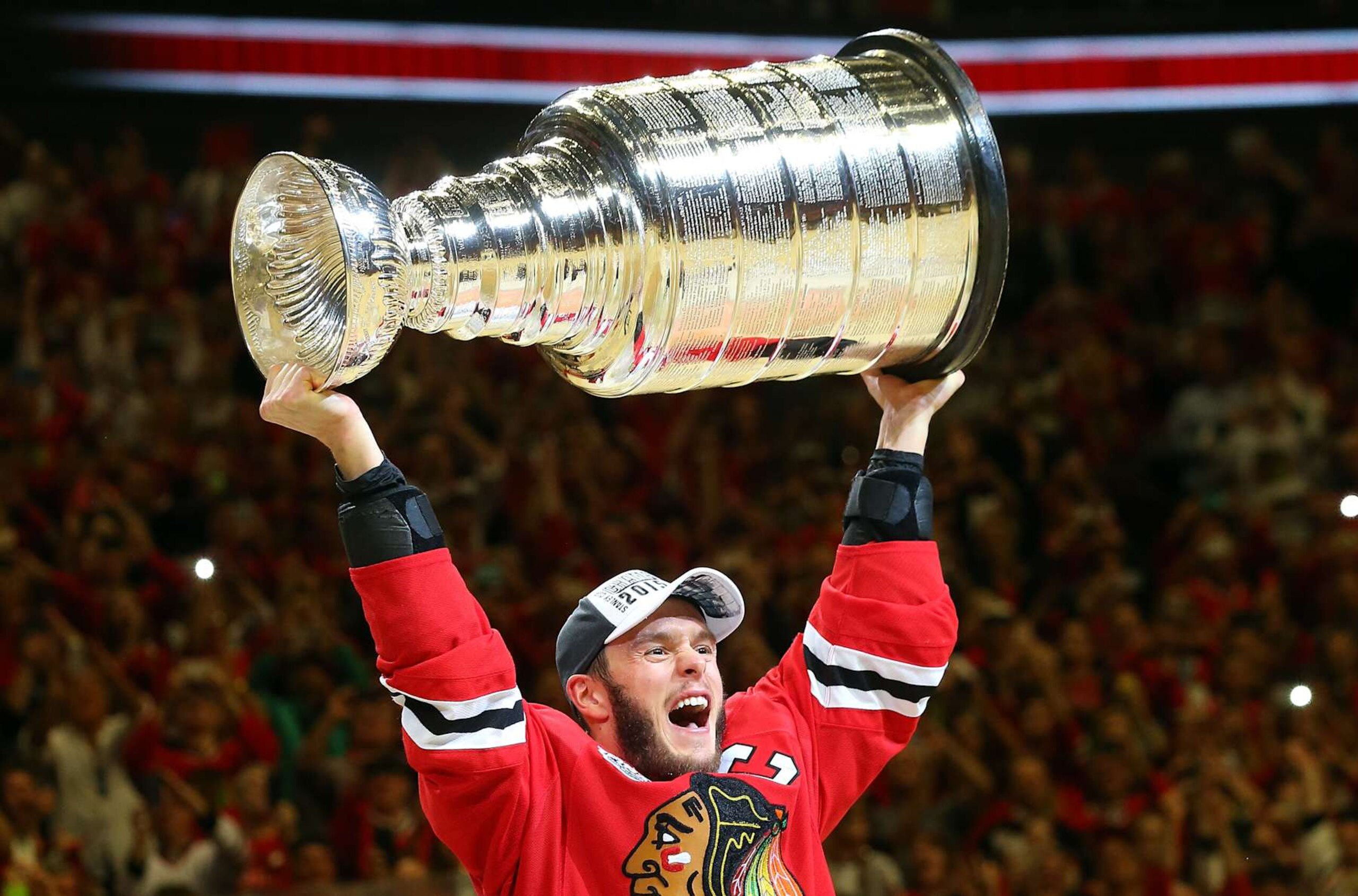 CHICAGO, IL - JUNE 15: Jonathan Toews #19 of the Chicago Blackhawks celebrates by hoisting the Stanley Cup after defeating the Tampa Bay Lightning by a score of 2-0 in Game Six to win the 2015 NHL Stanley Cup Final at the United Center on June 15, 2015 in Chicago, Illinois. (Photo by Bruce Bennett/Getty Images) CHICAGO, IL - JUNE 15: Jonathan Toews #19 of the Chicago Blackhawks celebrates by hoisting the Stanley Cup after defeating the Tampa Bay Lightning by a score of 2-0 in Game Six to win the 2015 NHL Stanley Cup Final at the United Center on June 15, 2015 in Chicago, Illinois. (Photo by Bruce Bennett/Getty Images)