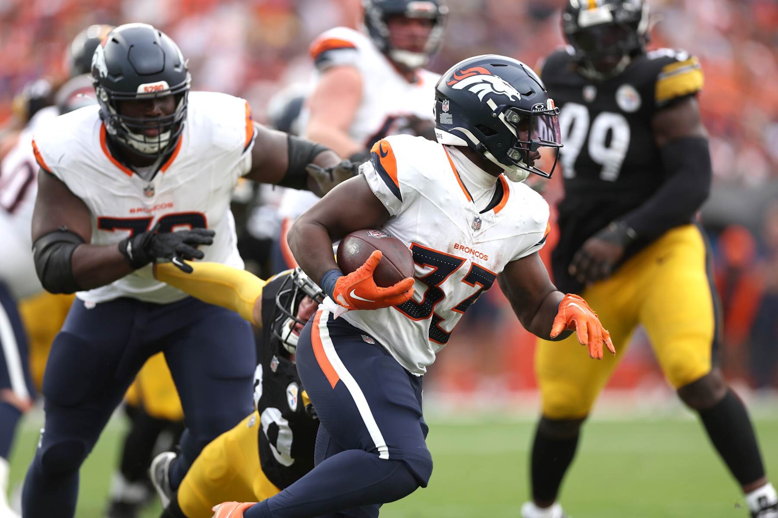 DENVER, COLORADO - SEPTEMBER 15: Javonte Williams #33 of the Denver Broncos runs with the ball during the second half of a game against the Pittsburgh Steelers at Empower Field At Mile High on September 15, 2024 in Denver, Colorado. (Photo by Matthew Stockman/Getty Images)