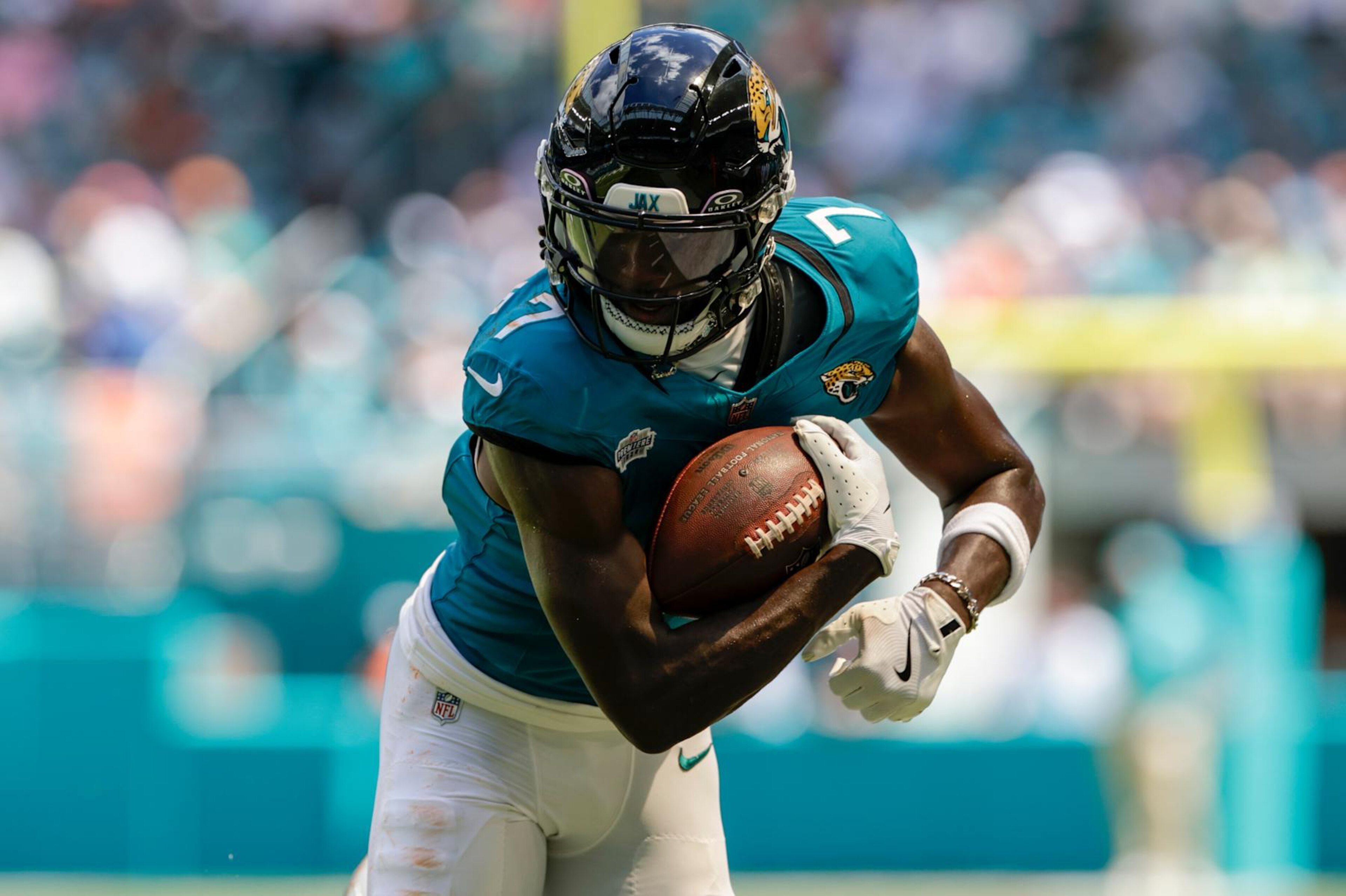 MIAMI GARDENS, FL - SEPTEMBER 08: Jacksonville Jaguars wide receiver Brian Thomas Jr. (7) runs with the ball during the game between the Jacksonville Jaguars and the Miami Dolphins on September 8, 2024 at Hard Rock Stadium in Maimi Gardens, Fl. (Photo by David Rosenblum/Icon Sportswire via Getty Images) MIAMI GARDENS, FL - SEPTEMBER 08: Jacksonville Jaguars wide receiver Brian Thomas Jr. (7) runs with the ball during the game between the Jacksonville Jaguars and the Miami Dolphins on September 8, 2024 at Hard Rock Stadium in Maimi Gardens, Fl. (Photo by David Rosenblum/Icon Sportswire via Getty Images)