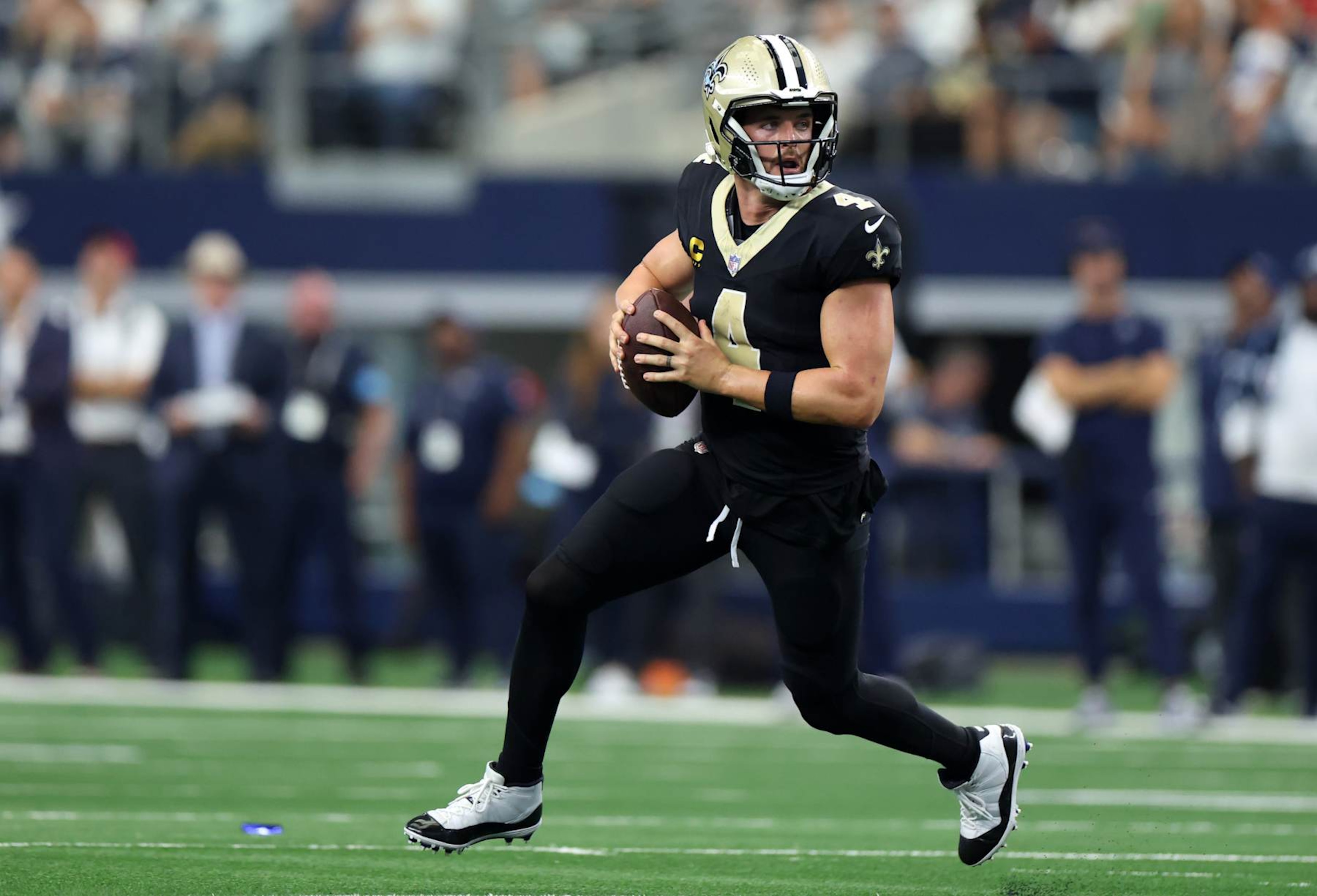 ARLINGTON, TEXAS - SEPTEMBER 15: Derek Carr #4 of the New Orleans Saints runs with the ball during the third quarter against the Dallas Cowboys at AT&T Stadium on September 15, 2024 in Arlington, Texas. (Photo by Ron Jenkins/Getty Images)