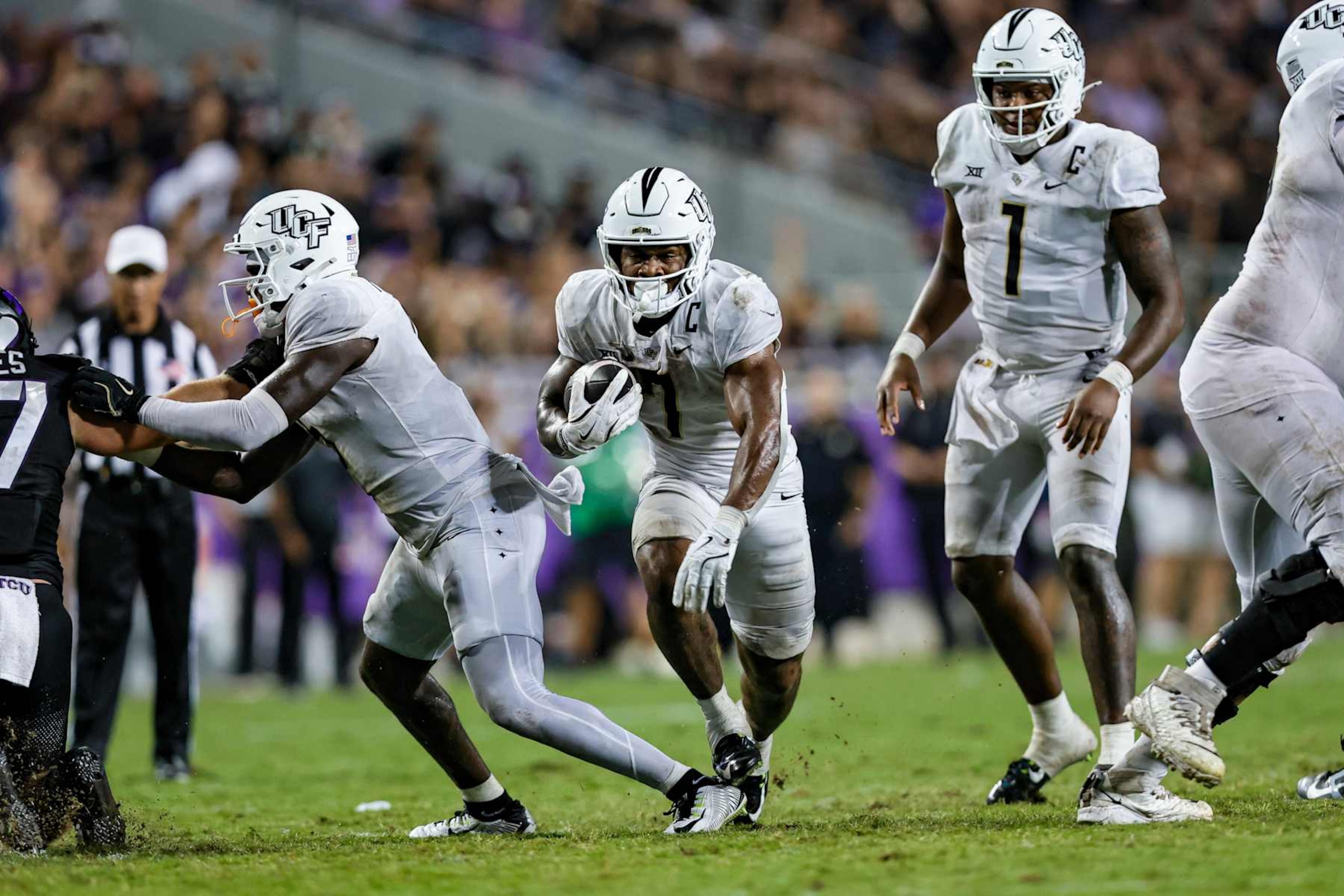 FORT WORTH, TX - SEPTEMBER 14: UCF Knights running back RJ Harvey (7) runs through the line of scrimmage during the game between the TCU Horned Frogs and the UCF Knights on September 14, 2024 at Amon . Carter in Fort Worth, Texas.(Photo by Matthew Pearce/Icon Sportswire via Getty Images)