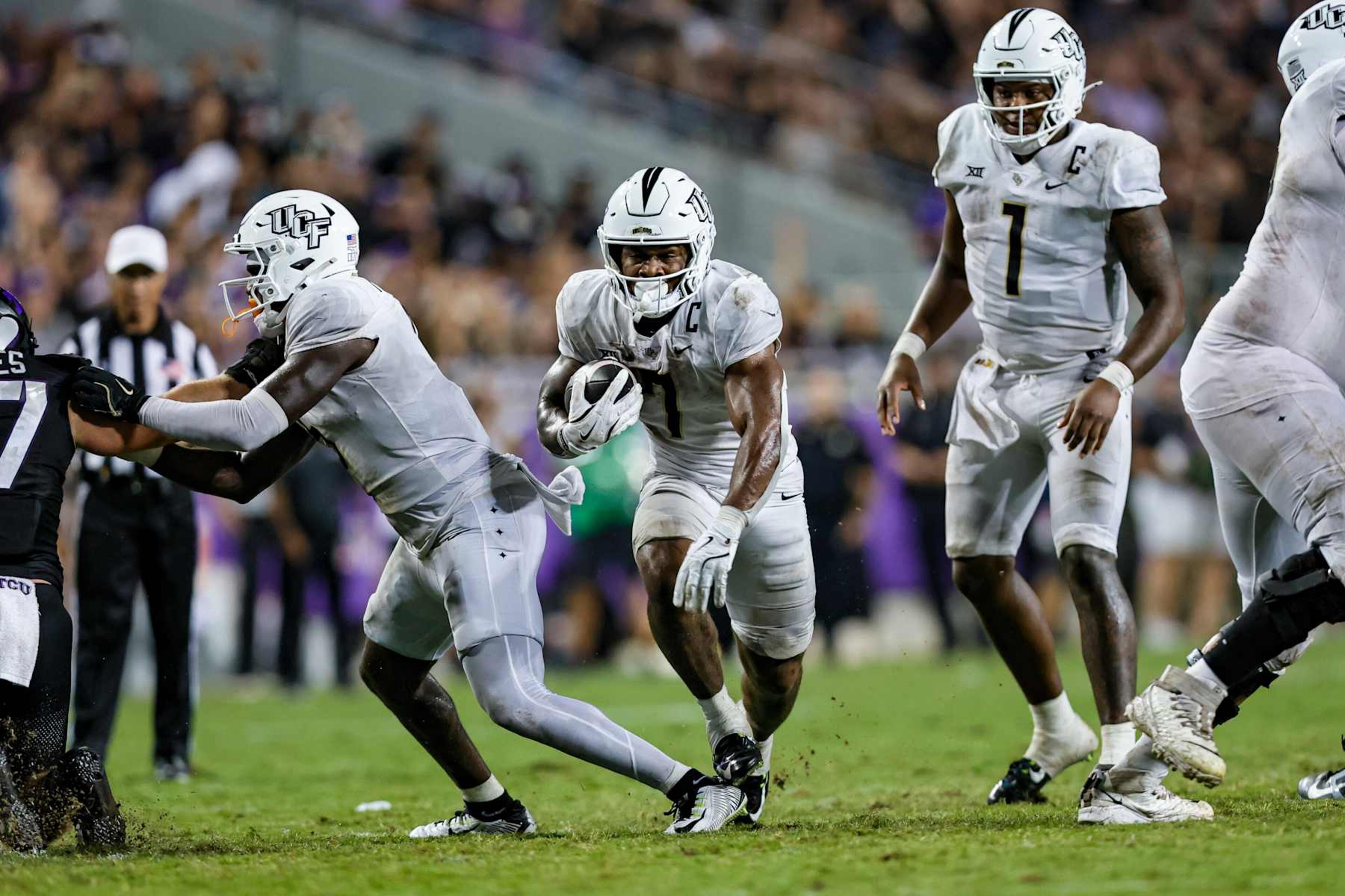 FORT WORTH, TX - SEPTEMBER 14: UCF Knights running back RJ Harvey (7) runs through the line of scrimmage during the game between the TCU Horned Frogs and the UCF Knights on September 14, 2024 at Amon . Carter in Fort Worth, Texas.(Photo by Matthew Pearce/Icon Sportswire via Getty Images)