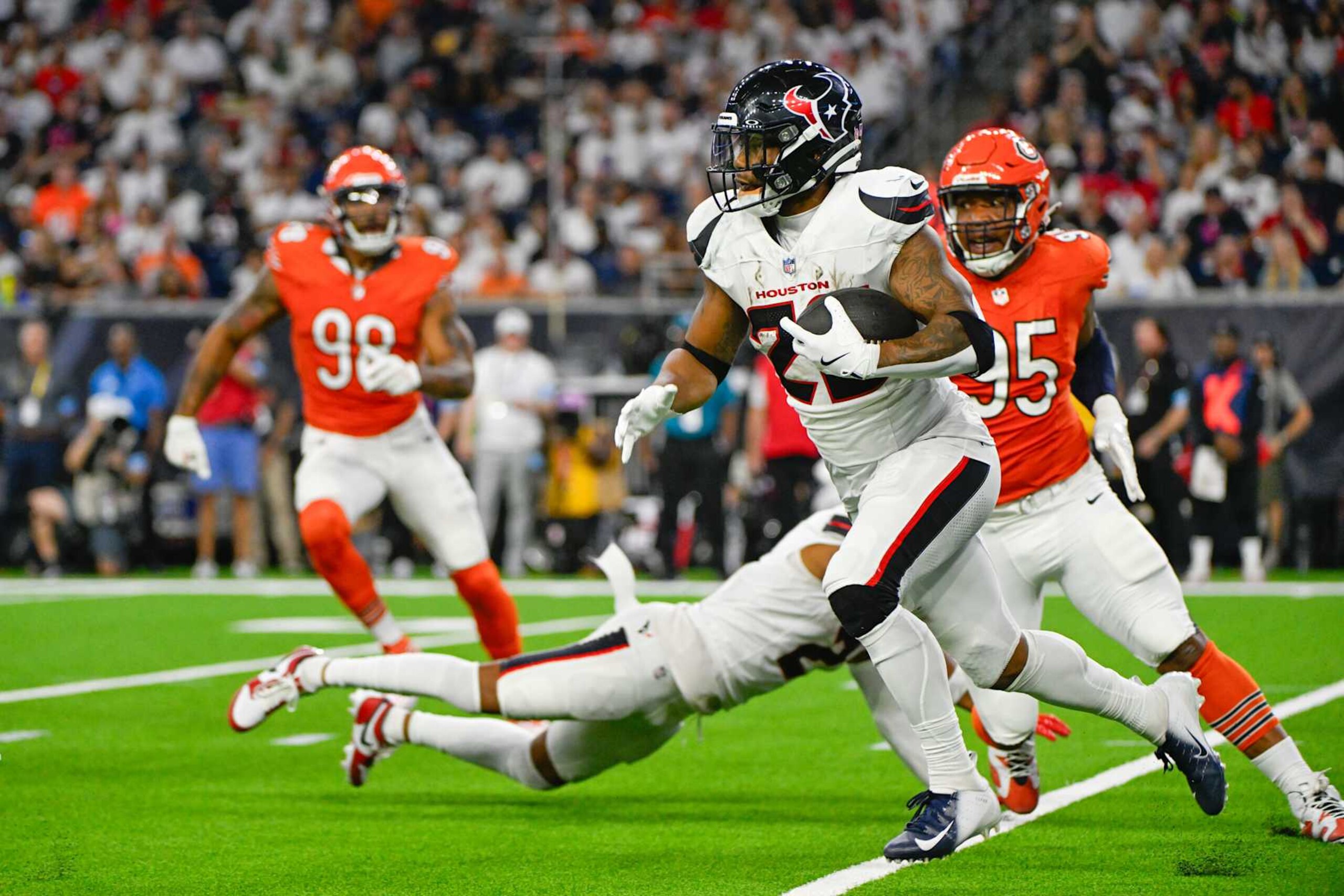 HOUSTON, TX - SEPTEMBER 15: Houston Texans running back Joe Mixon (28) gets to the edge on a quick pitch during second half action during the football game between the Chicago Bears and Houston Texans on September 15, 2024 at NRG Stadium in Houston, Texas. (Photo by Ken Murray/Icon Sportswire via Getty Images)