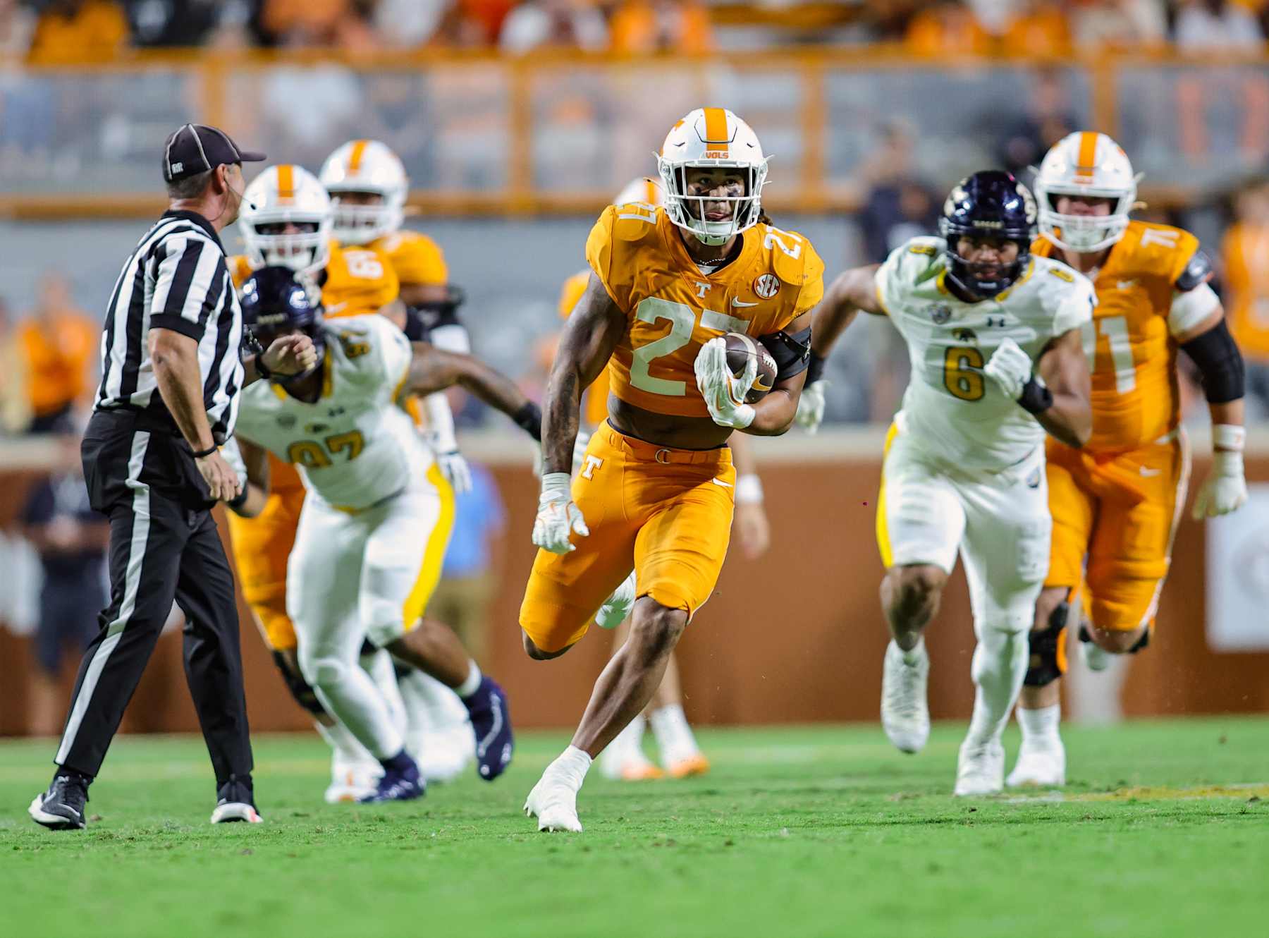NASHVILLE, TENNESSEE - SEPTEMBER 14: James Pearce Jr. #27 of the Tennessee Volunteers breaks loose for a long second half touchdown run against the Kent State Golden Flashes at Neyland Stadium on September 14, 2024 in Knoxville, Tennessee. (Photo by Brandon Sumrall/Getty Images)