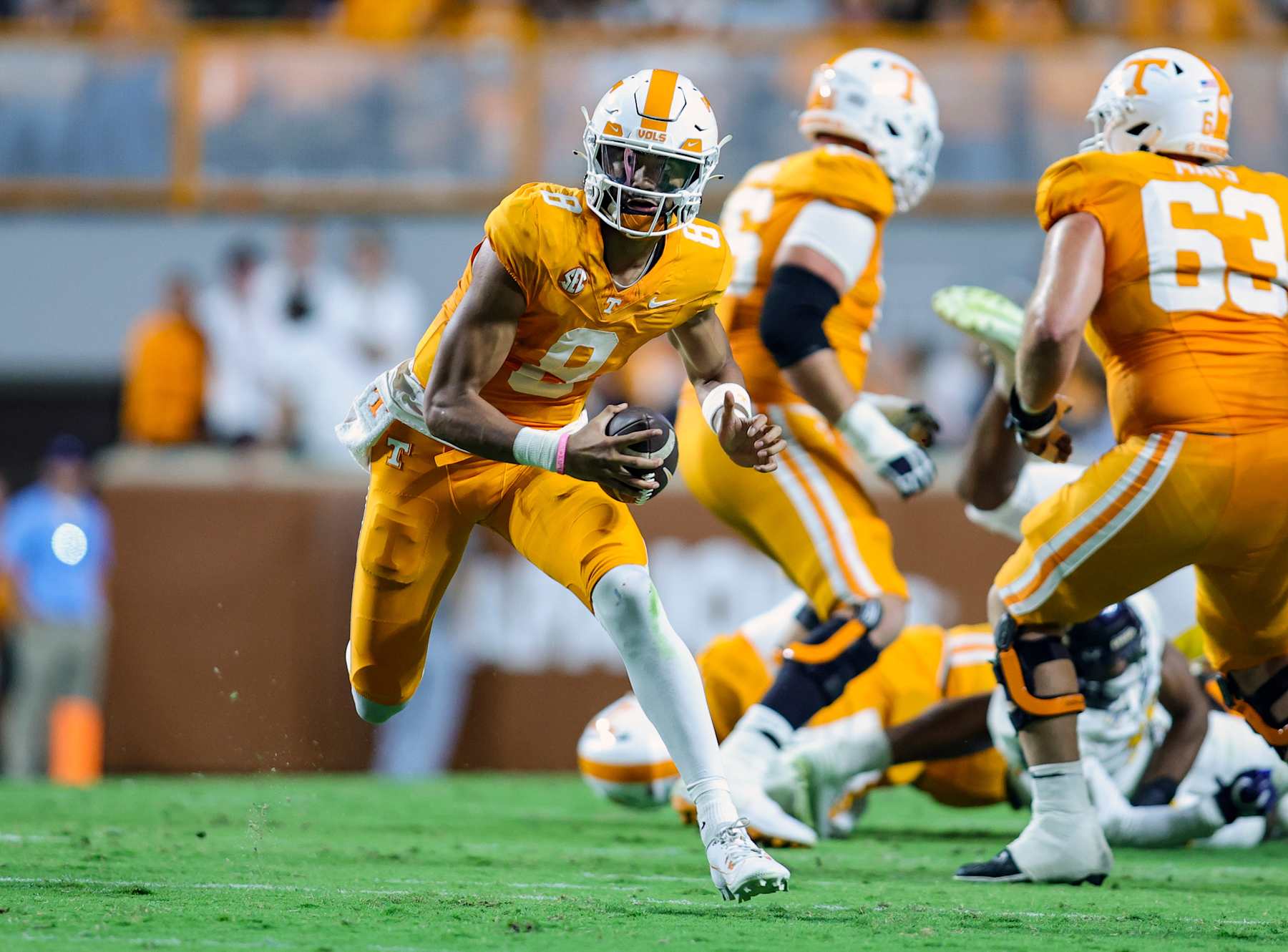 NASHVILLE, TENNESSEE - SEPTEMBER 14: Nico Iamaleava #8 of the Tennessee Volunteers runs the ball during the first half against the Kent State Golden Flashes at Neyland Stadium on September 14, 2024 in Knoxville, Tennessee. (Photo by Brandon Sumrall/Getty Images)