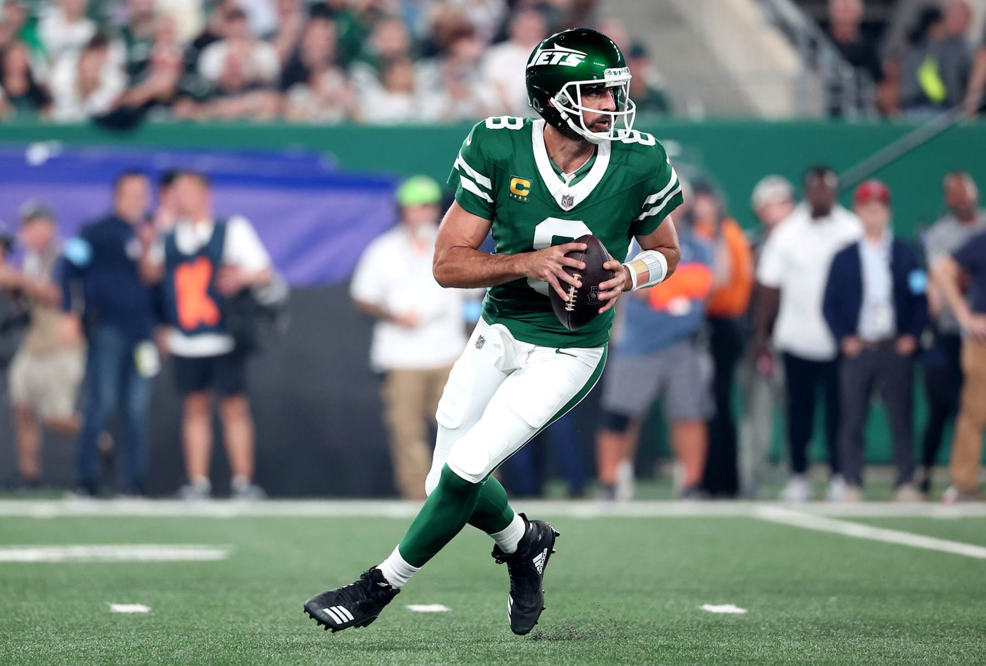 EAST RUTHERFORD, NEW JERSEY - SEPTEMBER 19: Aaron Rodgers #8 of the New York Jets looks to throw a pass against the New England Patriots during the first quarter in the game at MetLife Stadium on September 19, 2024 in East Rutherford, New Jersey. (Photo by Al Bello/Getty Images) EAST RUTHERFORD, NEW JERSEY - SEPTEMBER 19: Aaron Rodgers #8 of the New York Jets looks to throw a pass against the New England Patriots during the first quarter in the game at MetLife Stadium on September 19, 2024 in East Rutherford, New Jersey. (Photo by Al Bello/Getty Images)
