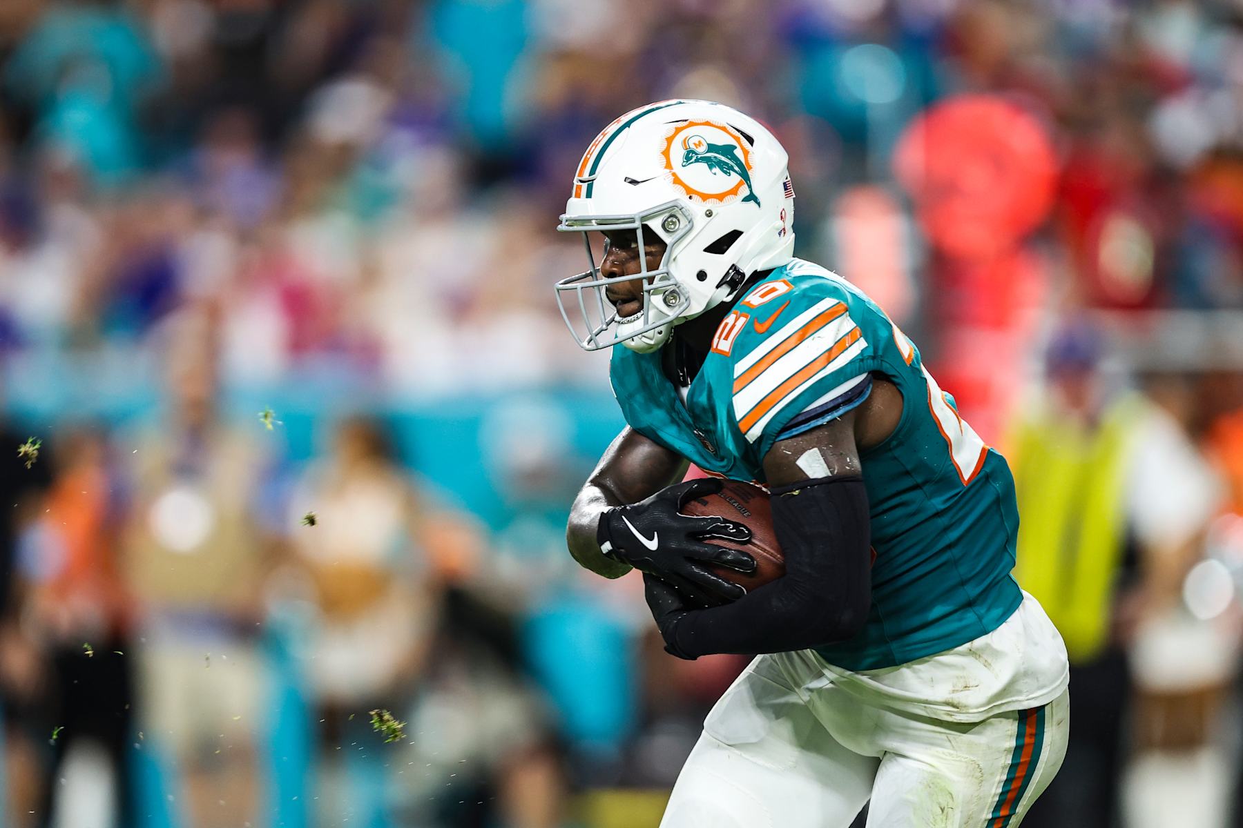 MIAMI GARDENS, FL - SEPTEMBER 12: De'Von Achane #28 of the Miami Dolphins runs the ball during an NFL football game against the Buffalo Bills at Hard Rock Stadium on September 12, 2024 in Miami Gardens, FL. (Photo by Perry Knotts/Getty Images)