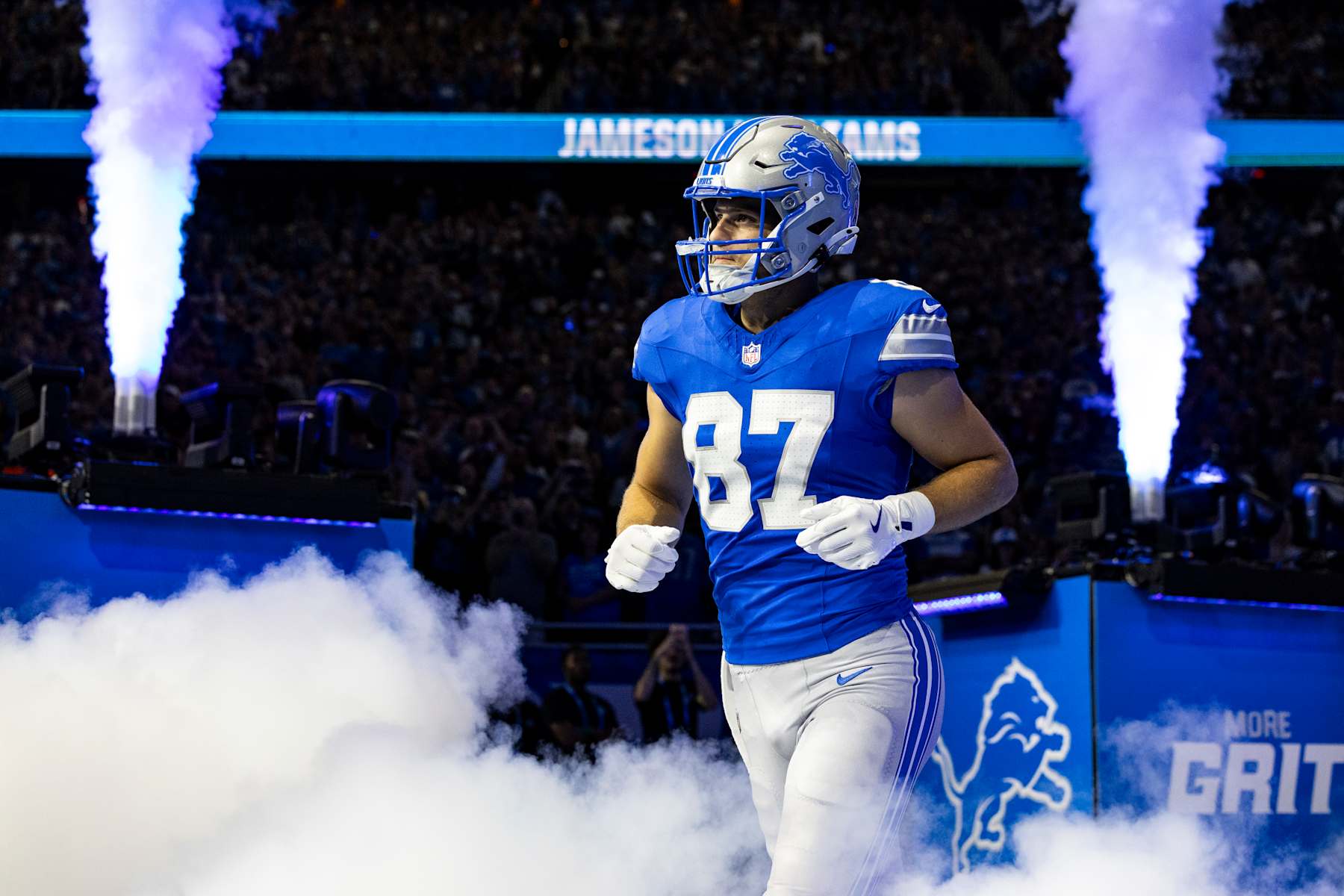 DETROIT, MICHIGAN - SEPTEMBER 15: Sam LaPorta #87 of the Detroit Lions runs onto the field before the game against the Tampa Bay Buccaneers at Ford Field on September 15, 2024 in Detroit, Michigan. The Buccaneers beat the Lions 20-16. (Photo by Lauren Leigh Bacho/Getty Images)