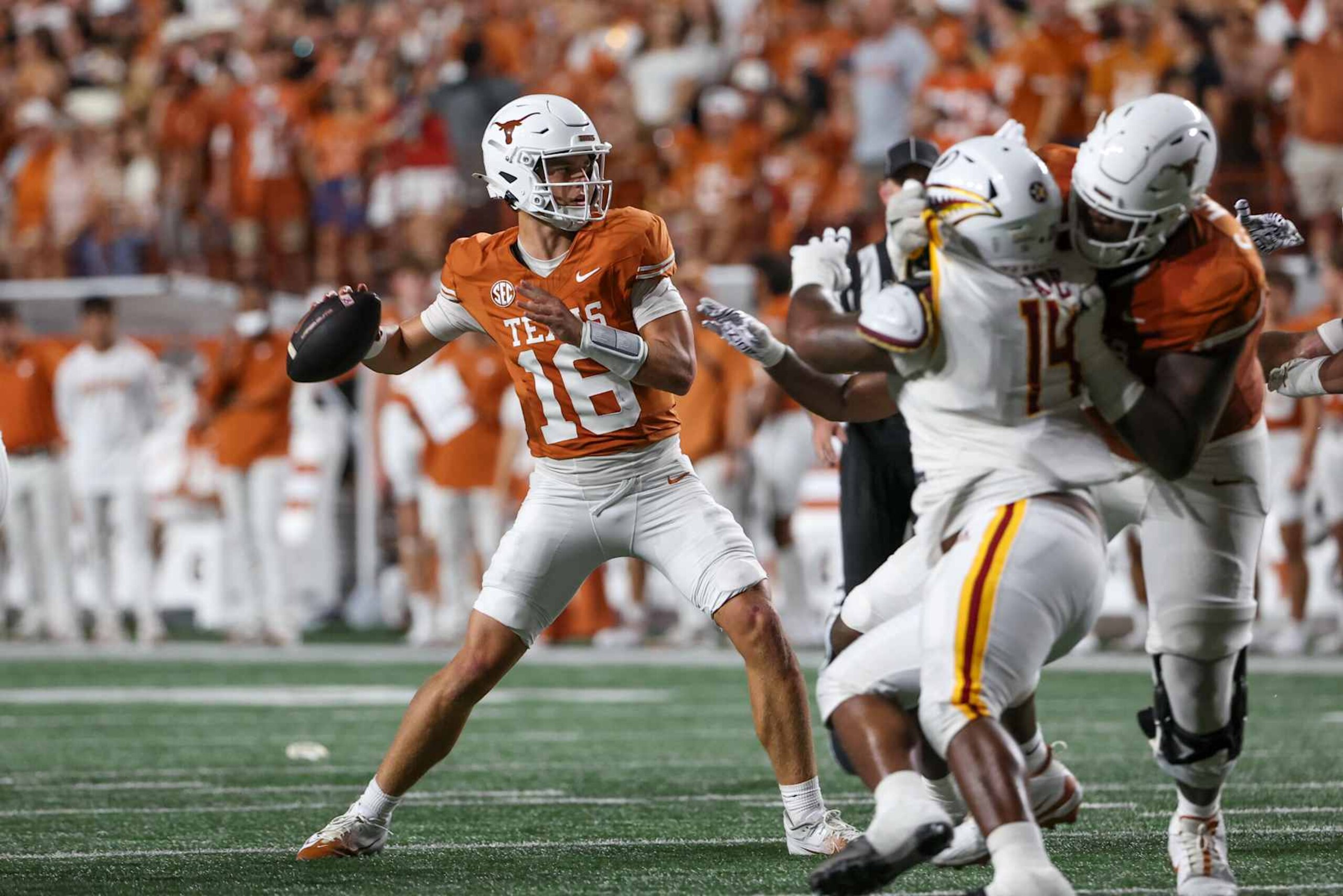AUSTIN, TX - SEPTEMBER 21: Texas Longhorns quarterback Arch Manning (16) passes the ball during the college football game between Texas Longhorns and University of Louisiana Monroe Warhawks on September 21, 2024, at Darrell K Royal - Texas Memorial Stadium in Austin, TX. (Photo by David Buono/Icon Sportswire via Getty Images) AUSTIN, TX - SEPTEMBER 21: Texas Longhorns quarterback Arch Manning (16) passes the ball during the college football game between Texas Longhorns and University of Louisiana Monroe Warhawks on September 21, 2024, at Darrell K Royal - Texas Memorial Stadium in Austin, TX. (Photo by David Buono/Icon Sportswire via Getty Images)
