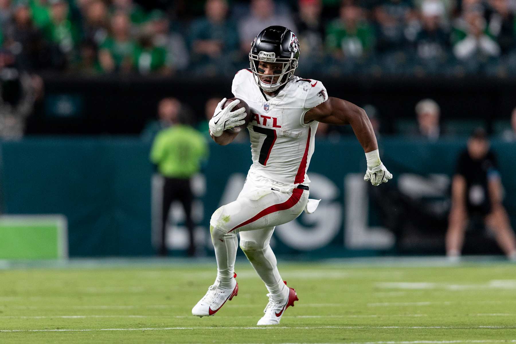 PHILADELPHIA, PENNSYLVANIA - SEPTEMBER 16: Bijan Robinson #7 of the Atlanta Falcons runs with the ball during an NFL football game between the Philadelphia Eagles and the Atlanta Falcons at Lincoln Financial Field on September 16, 2024 in Philadelphia, Pennsylvania. (Photo by Michael Owens/Getty Images)