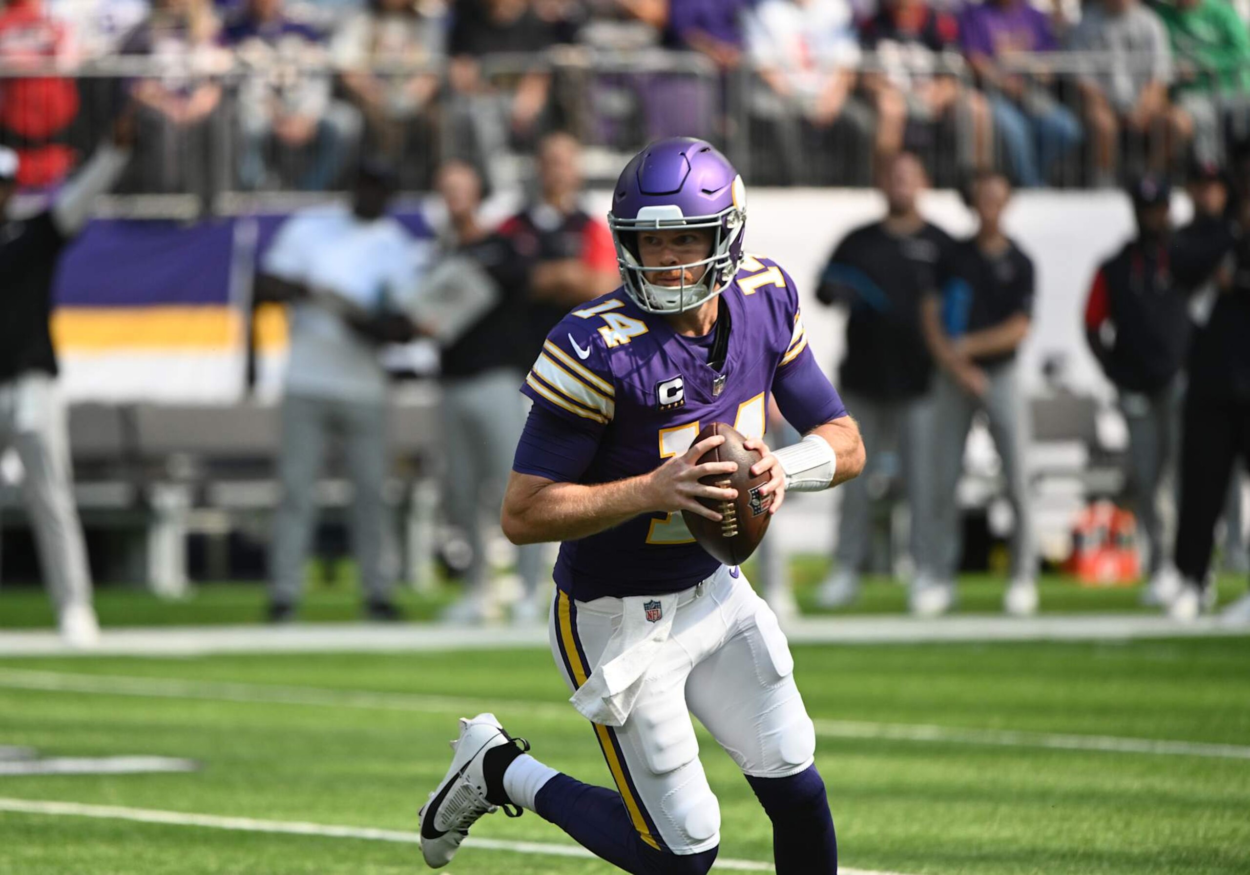 MINNEAPOLIS, MN - SEPTEMBER 22: Minnesota Vikings quarterback Sam Darnold (14) looks for an open man during the NFL game between the Houston Texans and the Minnesota Vikings on September 22, 2024, at U.S. Bank Stadium in Minneapolis, MN. (Photo by John Rivera/Icon Sportswire via Getty Images) MINNEAPOLIS, MN - SEPTEMBER 22: Minnesota Vikings quarterback Sam Darnold (14) looks for an open man during the NFL game between the Houston Texans and the Minnesota Vikings on September 22, 2024, at U.S. Bank Stadium in Minneapolis, MN. (Photo by John Rivera/Icon Sportswire via Getty Images)