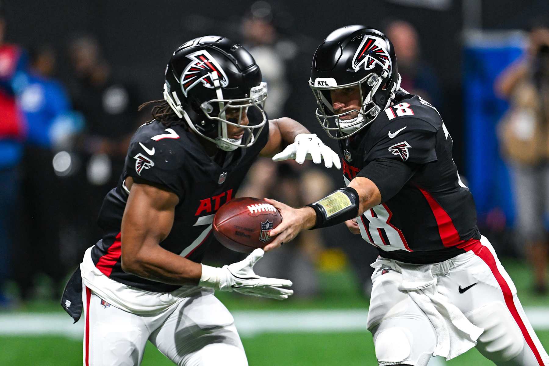 ATLANTA, GA  SEPTEMBER 22:  Atlanta quarterback Kirk Cousins (18) hands off to running back Bijan Robinson (7) during the NFL game between the Kansas City Chiefs and the Atlanta Falcons on September 22nd, 2024 at Mercedes-Benz Stadium in Atlanta, GA.  (Photo by Rich von Biberstein/Icon Sportswire via Getty Images)