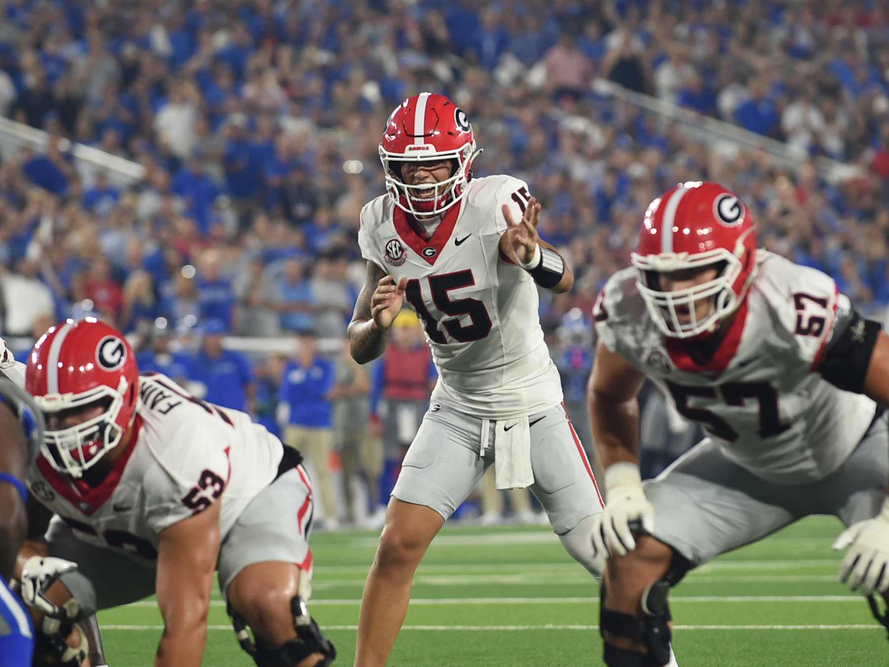 LEXINGTON, KY - SEPTEMBER 14: Georgia Bulldogs quarterback Carson Beck (15) audibles during the college football game between the Georgia Bulldogs and Kentucky Wildcats on September 14, 2024, at Common Wealth Stadium in Lexington, KY. (Photo by Jeffrey Vest/Icon Sportswire via Getty Images)
