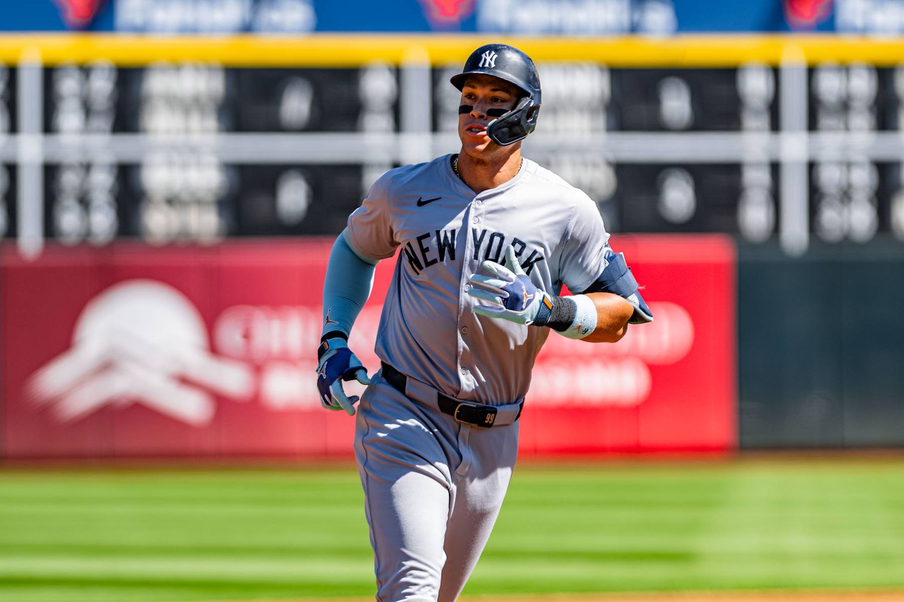 OAKLAND, CA - SEPTEMBER 22: New York Yankees outfielder Aaron Judge (99) runs the bases after hitting a home run during an MLB game between the New York Yankees and Oakland Athletics on September 22, 2024, at the Oakland-Alameda County Coliseum in Oakland, CA. (Photo by Trinity Machan/Icon Sportswire via Getty Images)